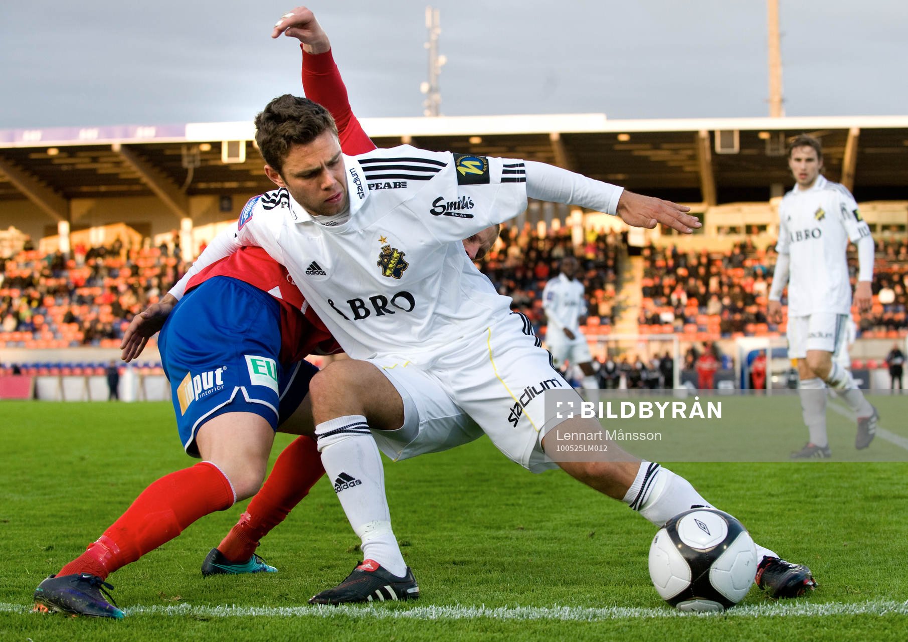 Christoffer Eriksson, AIK, håller undan för Freddy Borg,