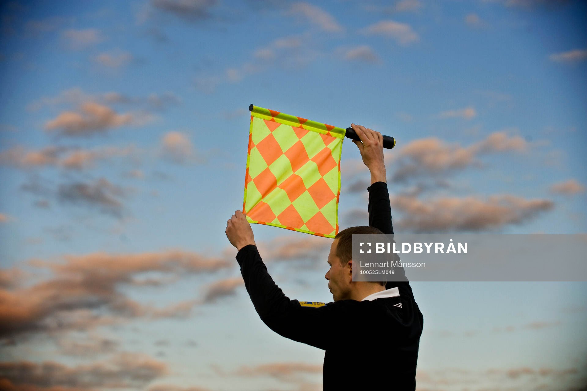 Assisterande domare, flagga, himmel, moln, genre