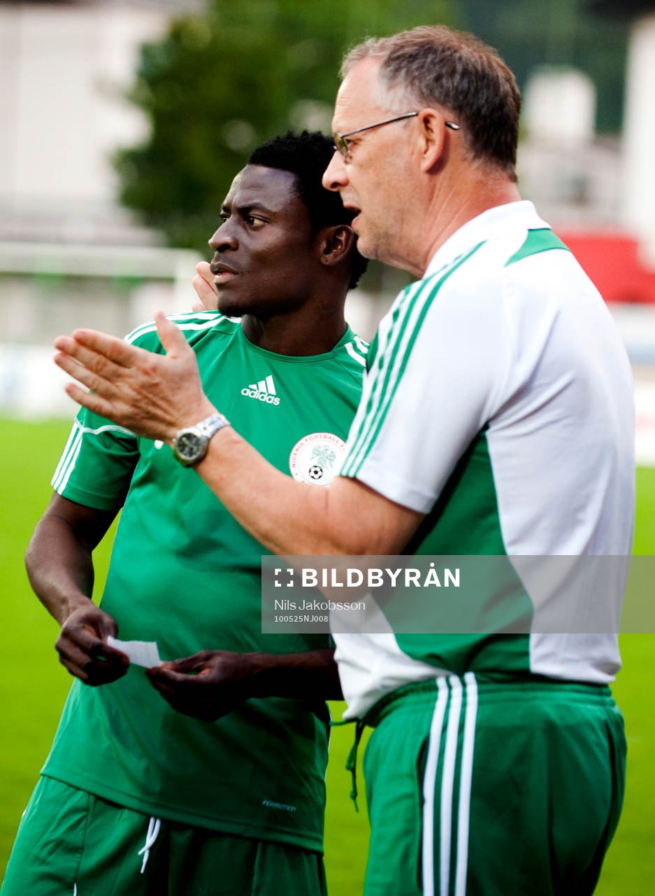 Lars Lagerbäck, förbundskapten Nigeria pratar med Obafemi