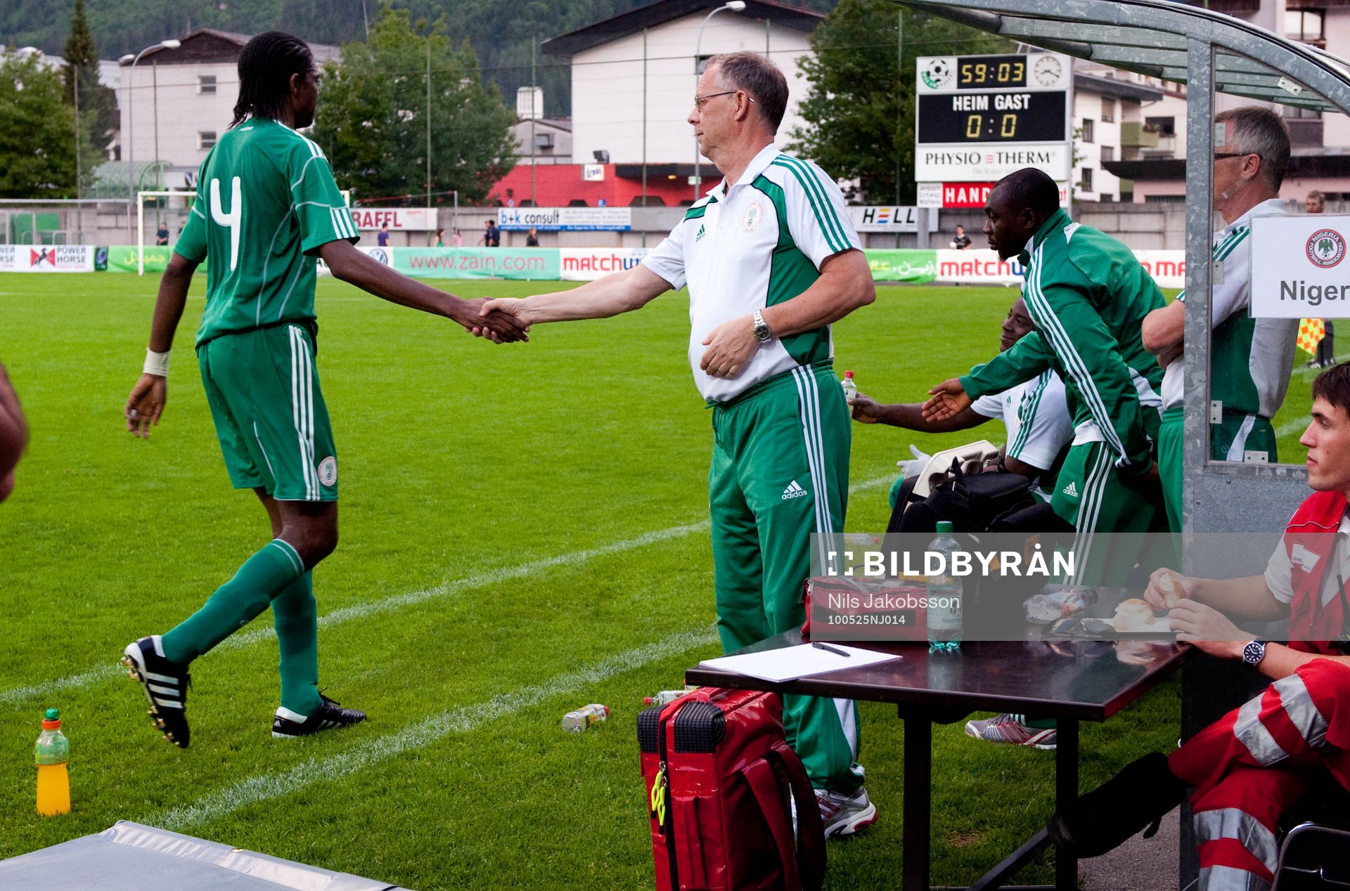 Lars Lagerbäck, förbundskapten Nigeria skakar hand med