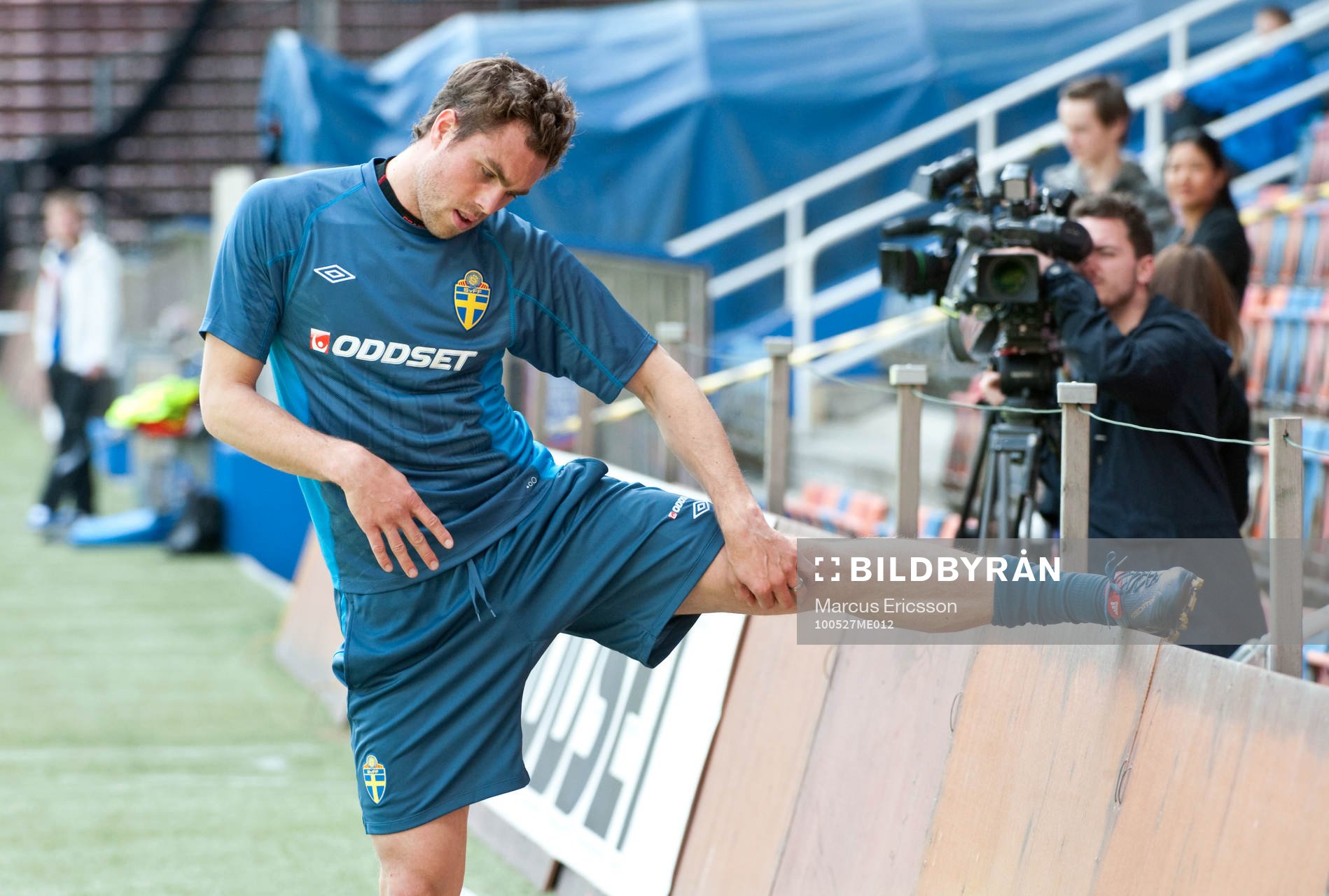 Träning på Råsunda. Johan Elmander stretchar sina