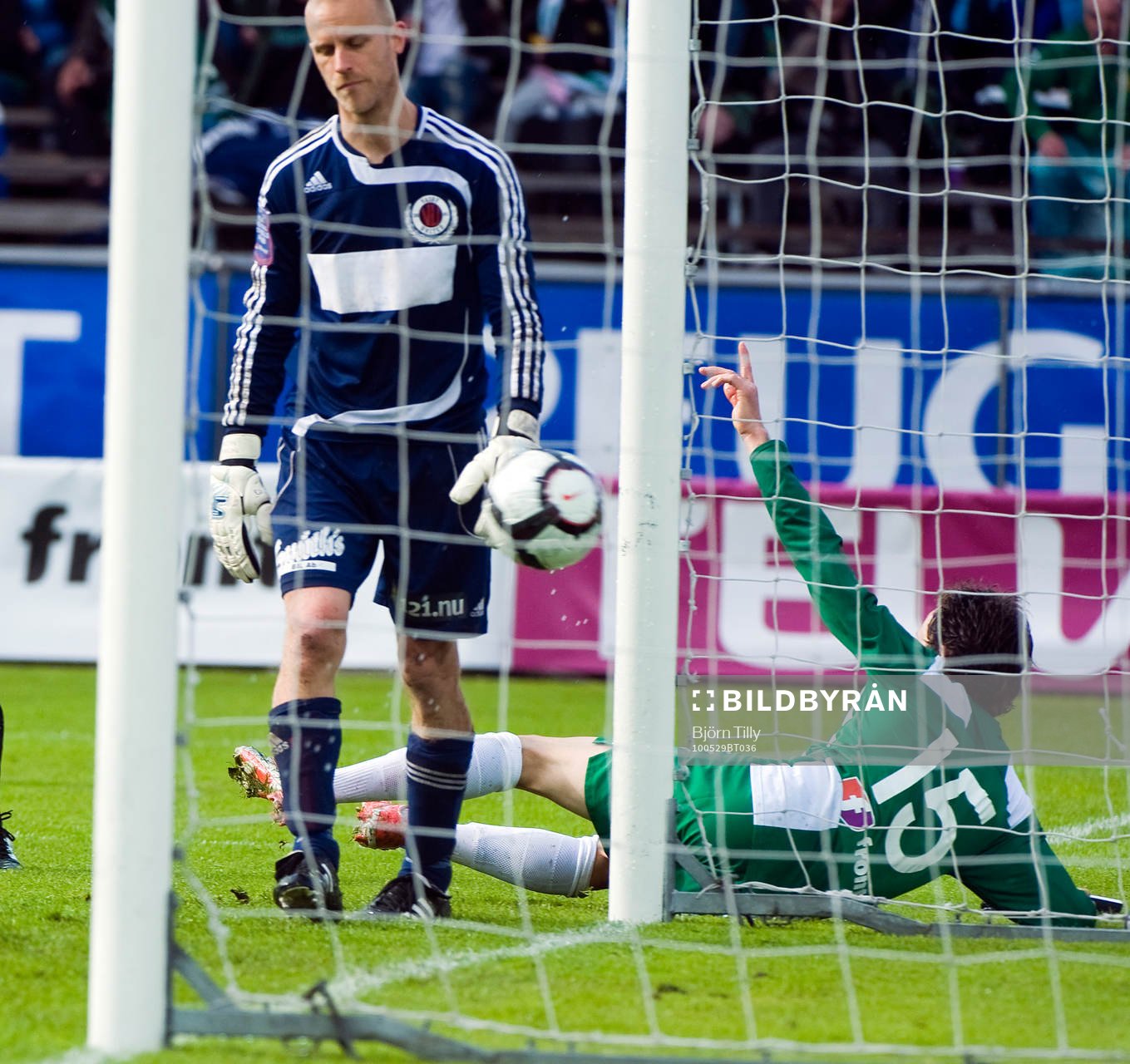  Thomas Thudin, målvakt, Väsby och Petter Furuseth, Hammarby, jubel.