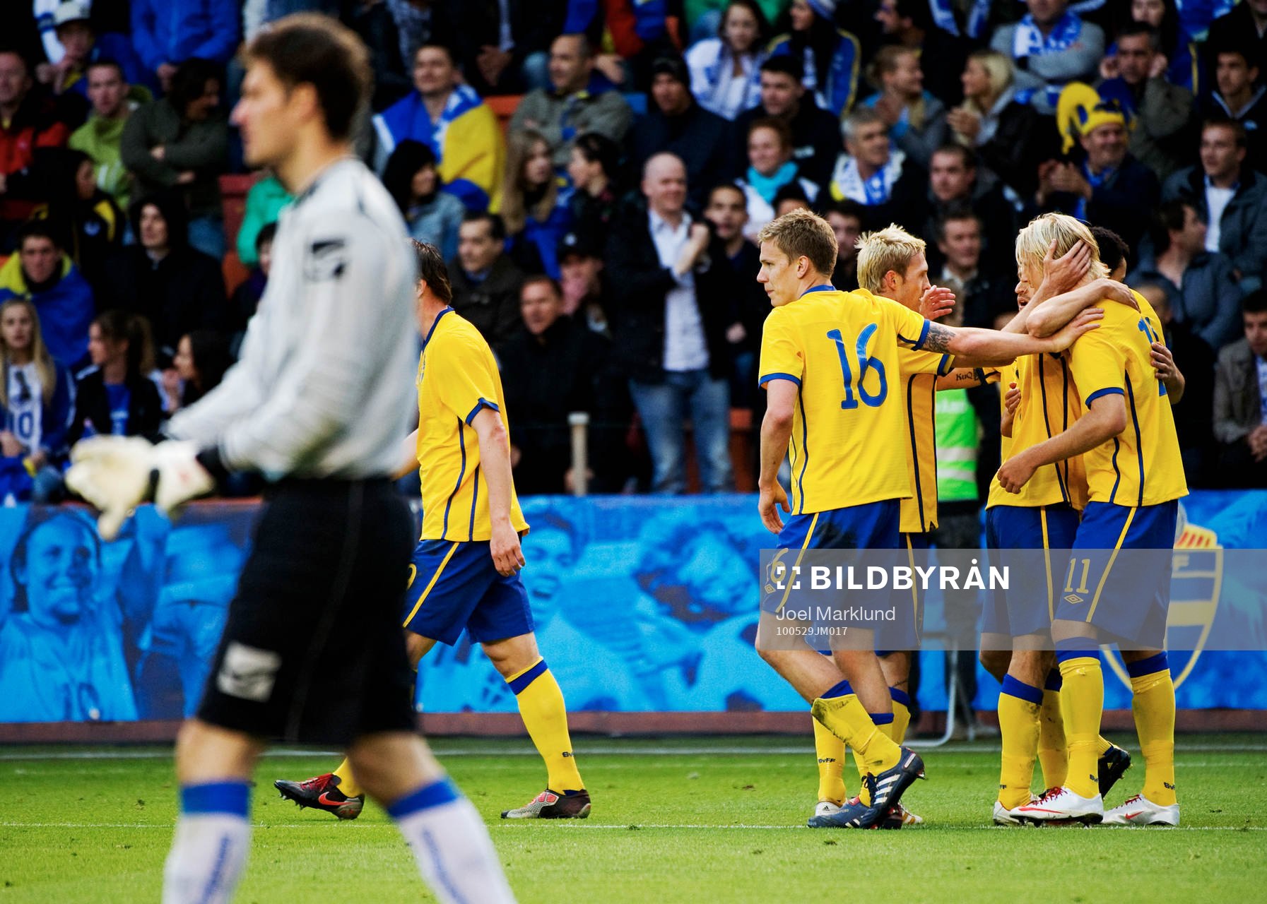 Ola Toivonen, Sverige, gratuleras till sitt 1-0-mål