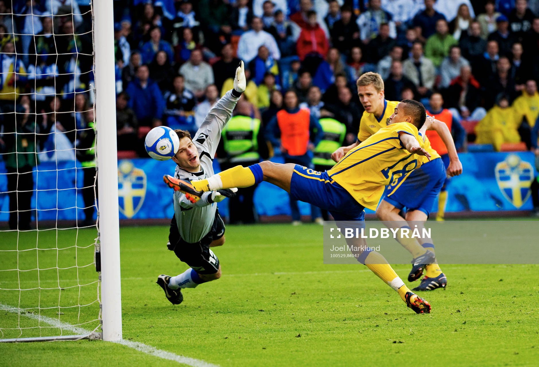 Martin Olsson, Sverige, gör 2-1 bakom Asmir Begovic,