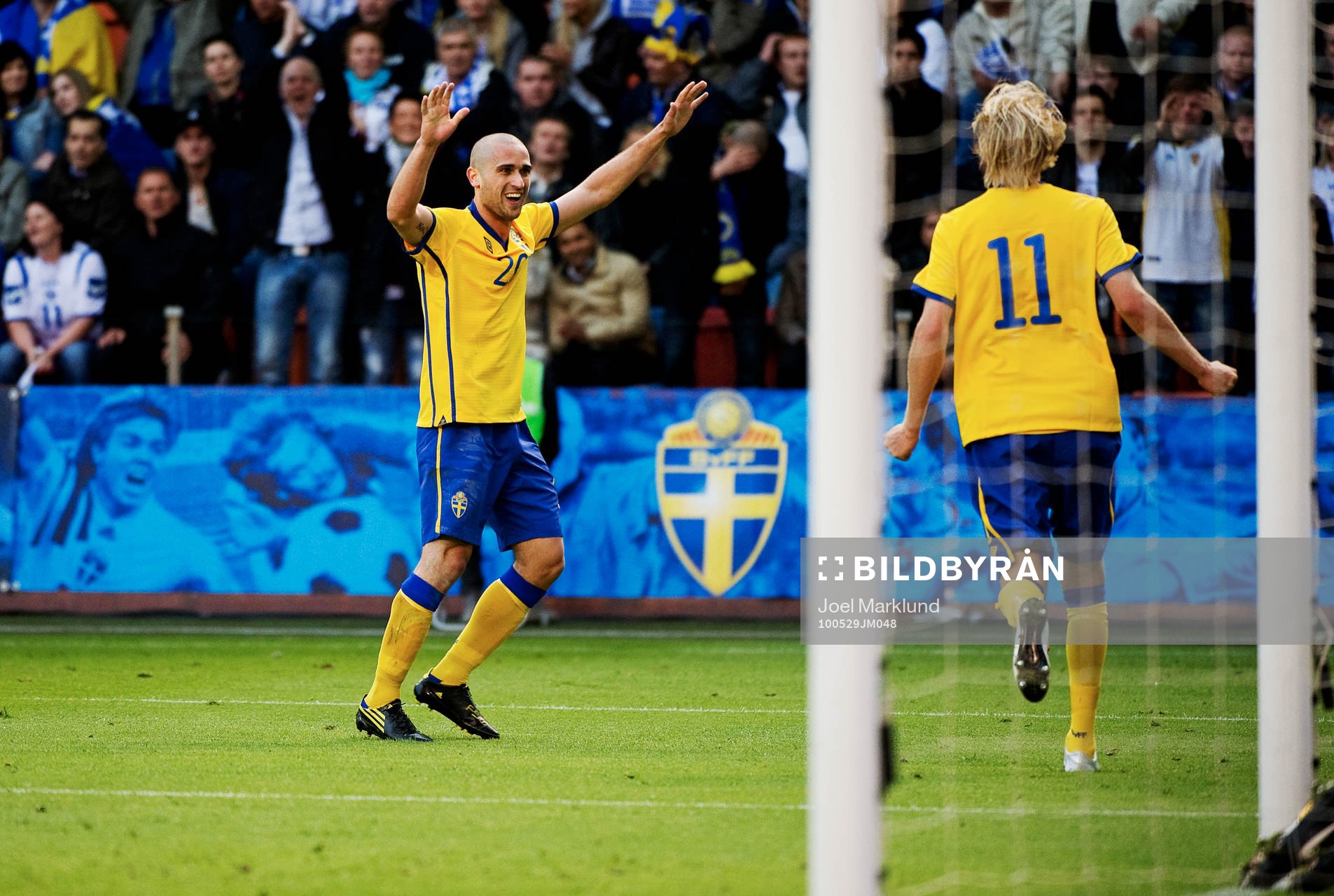  Emir Bajrami och Ola Toivonen, Sverige, jublar efter 1-0.