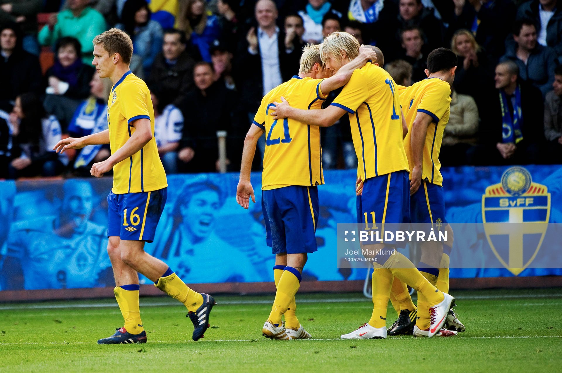 Ola Toivonen, Sverige, gratuleras till sitt 1-0-mål