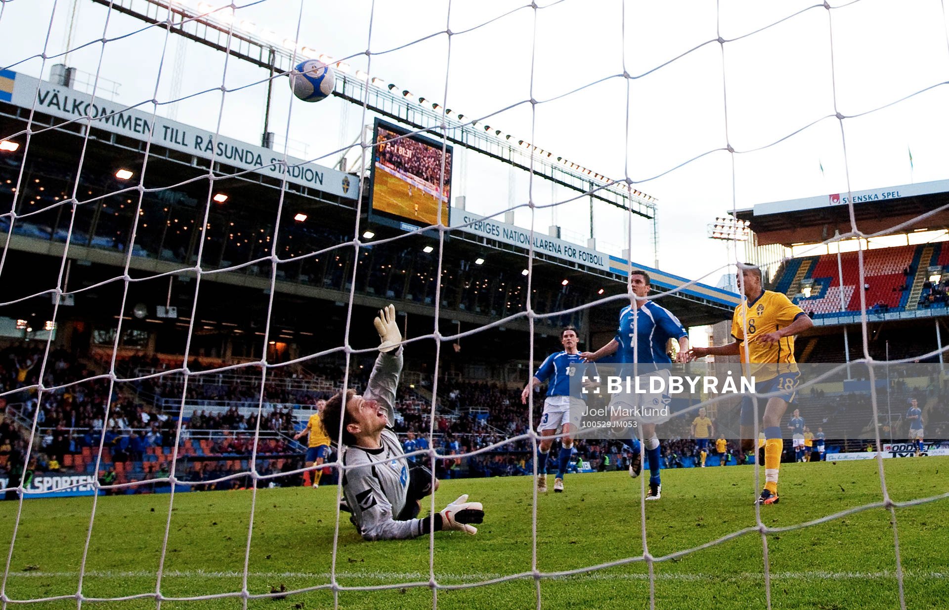 Martin Olsson, Sverige, gör 3-1 bakom Asmir Begovic,