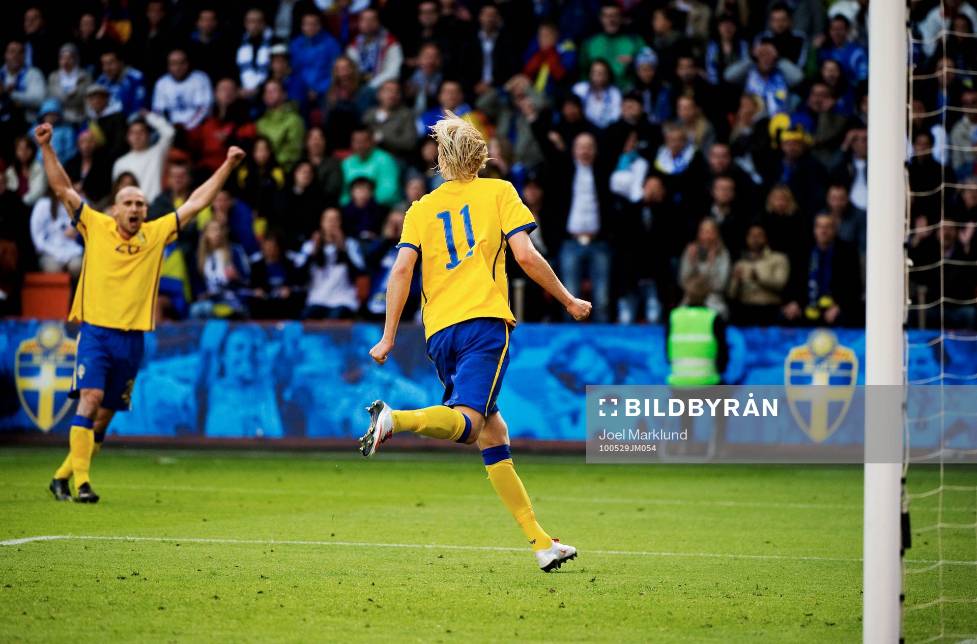  Emir Bajrami och Ola Toivonen, Sverige, jubel efter 1-0-målet.