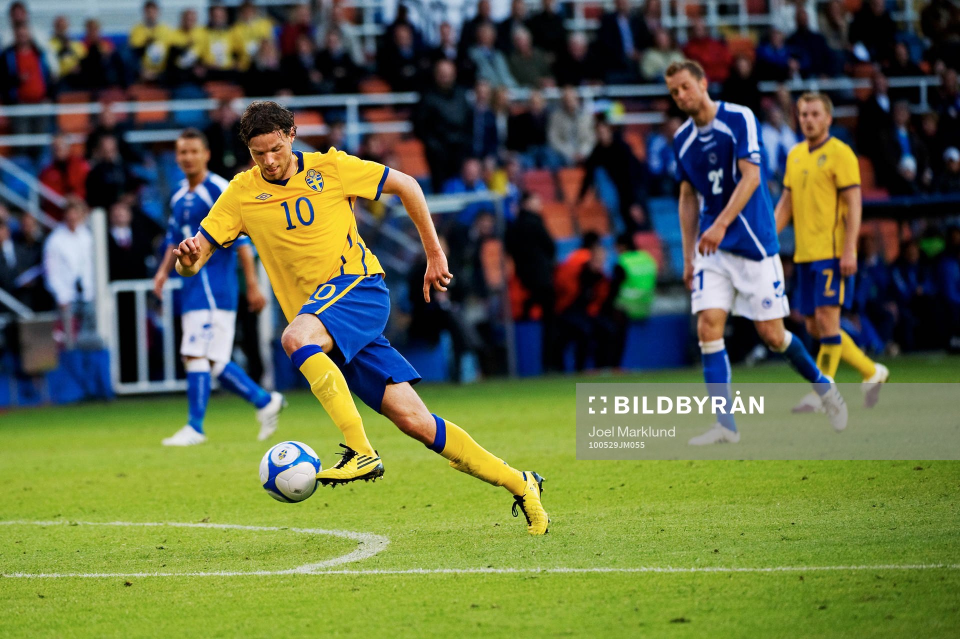 Marcus Berg, Sverige, får ett friläge som han gör mål i