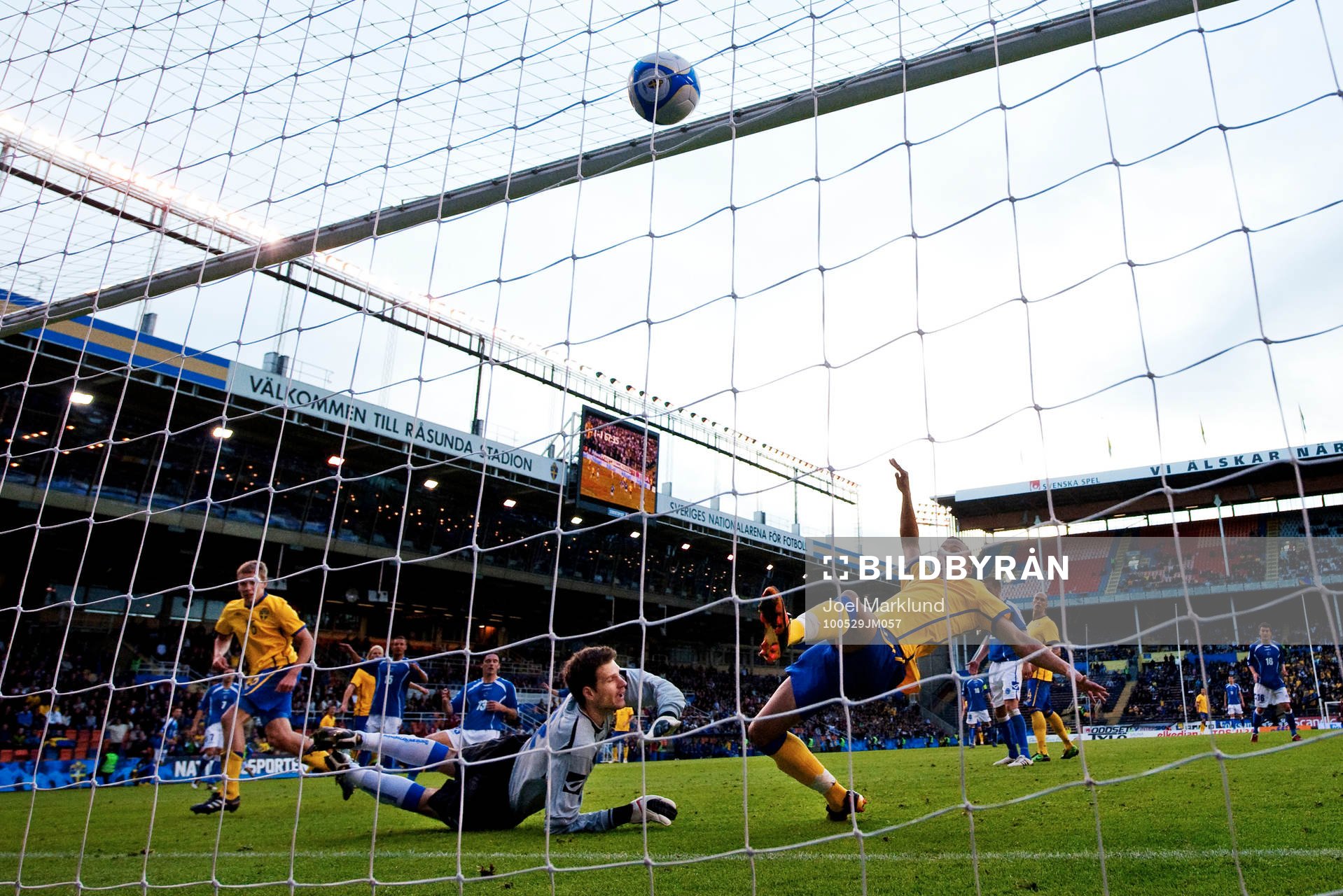 Martin Olsson, Sverige, gör 2-1 bakom Asmir Begovic,