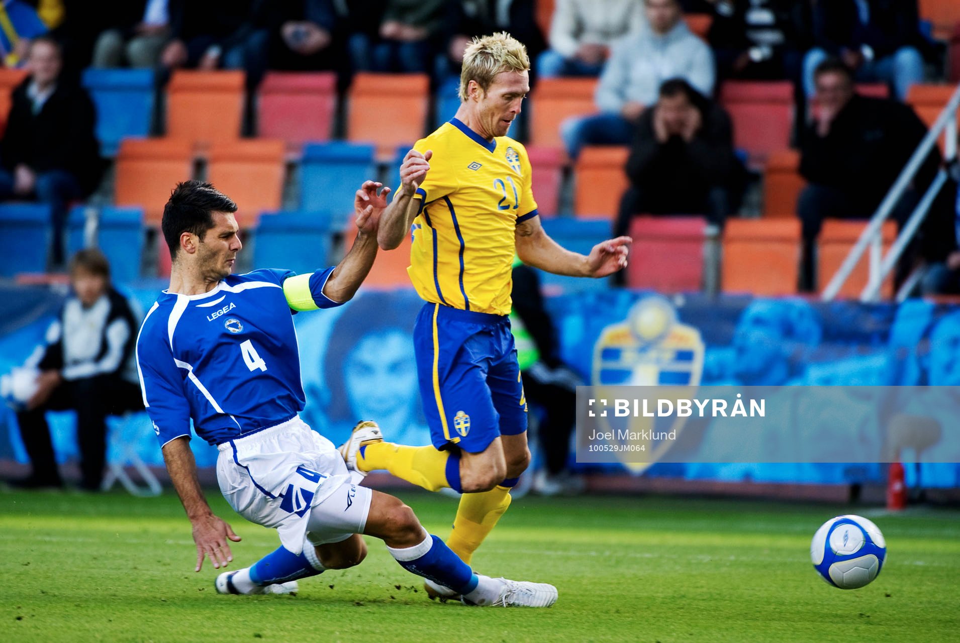 Emir Spahic, Bosnien, stoppar Christian Wilhelmsson, Sverige