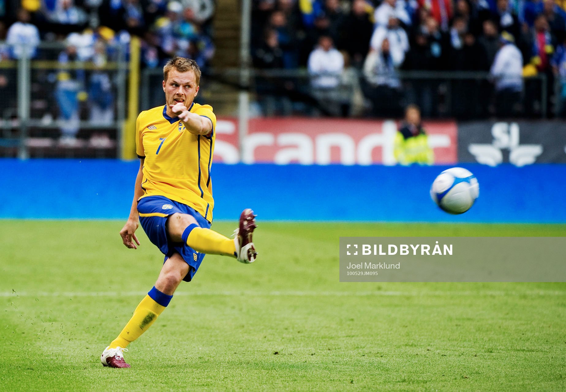 Sebastian Larsson, skjuter