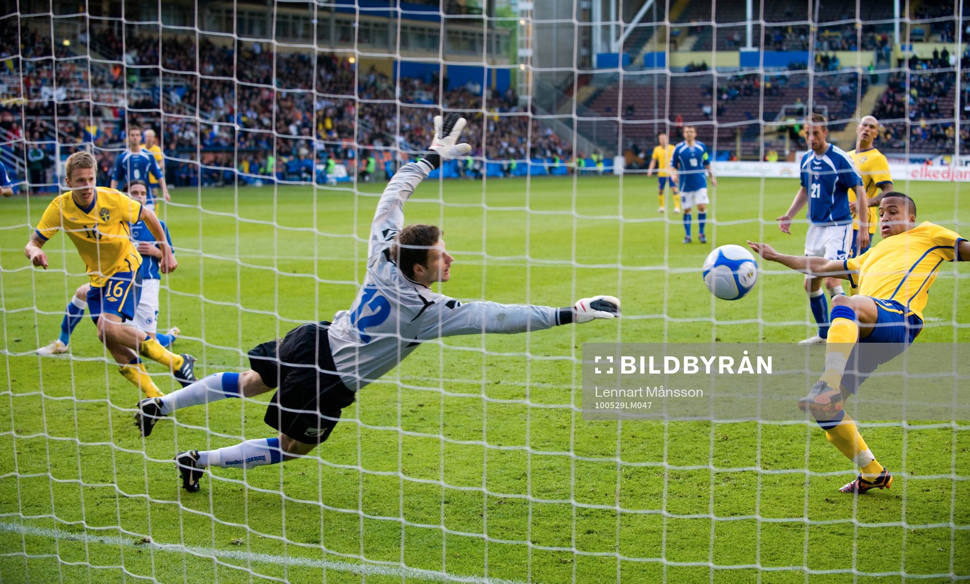 2-1 Martin Olssom, som precis kommit in på plan, Bosniens