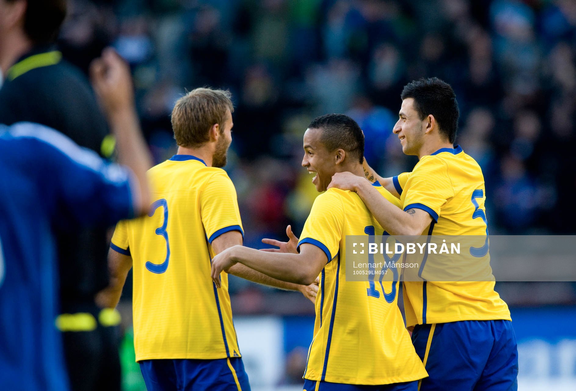 2-1 Martin Olsson som grattas av Olof Mellberg och Behrang