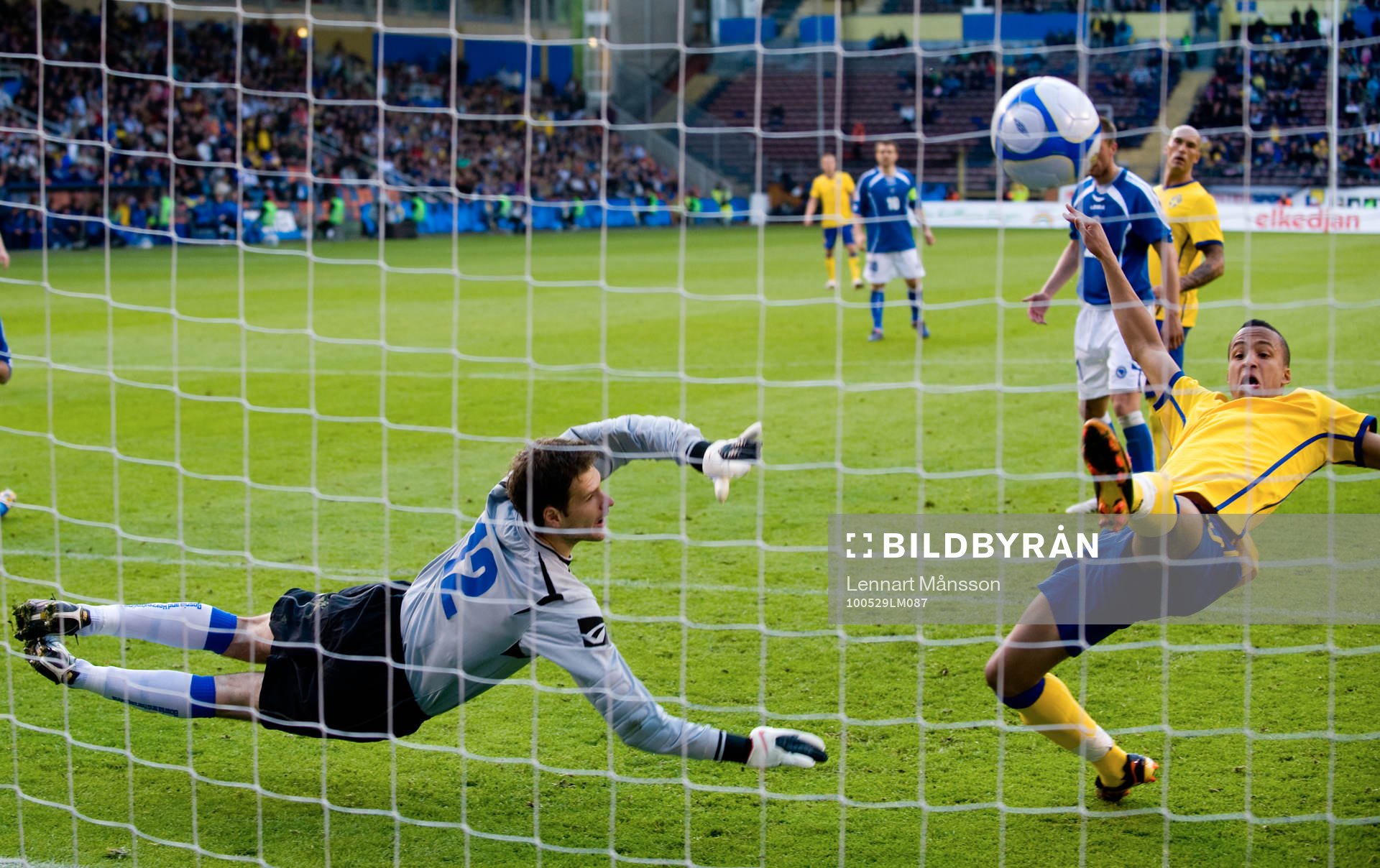 2-1 Martin Olssom, som precis kommit in på plan, Bosniens