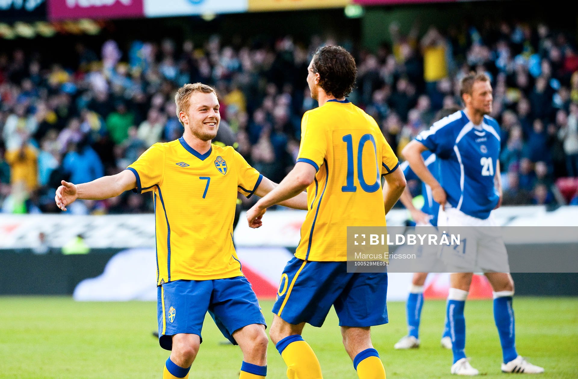 Sebastian Larsson möter upp Marcus Berg med en kram