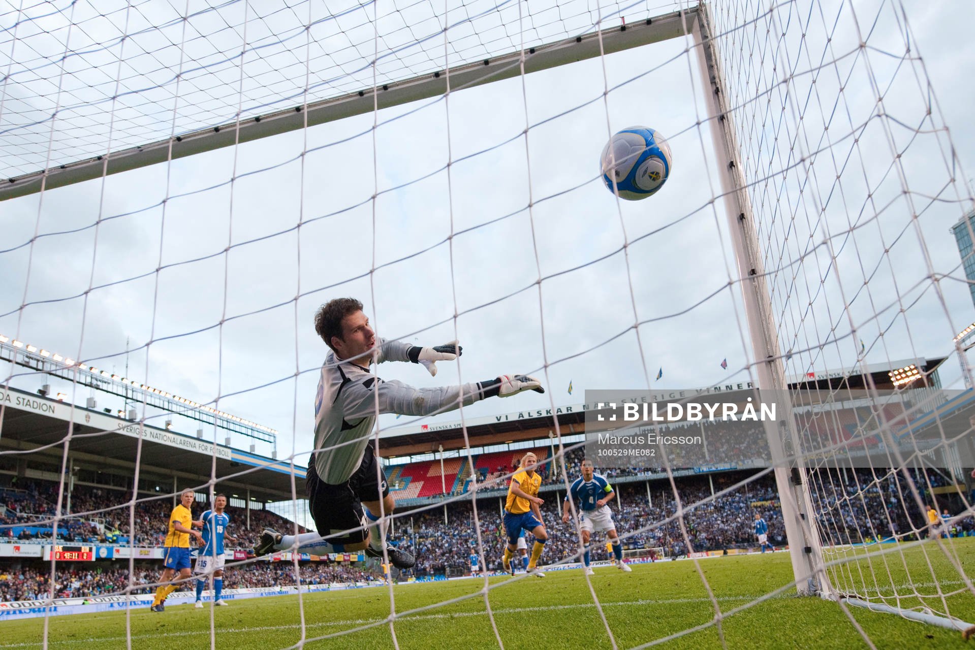Ola Toivonen, Sverige axlar in 1-0 bakom Asmir Begovic,