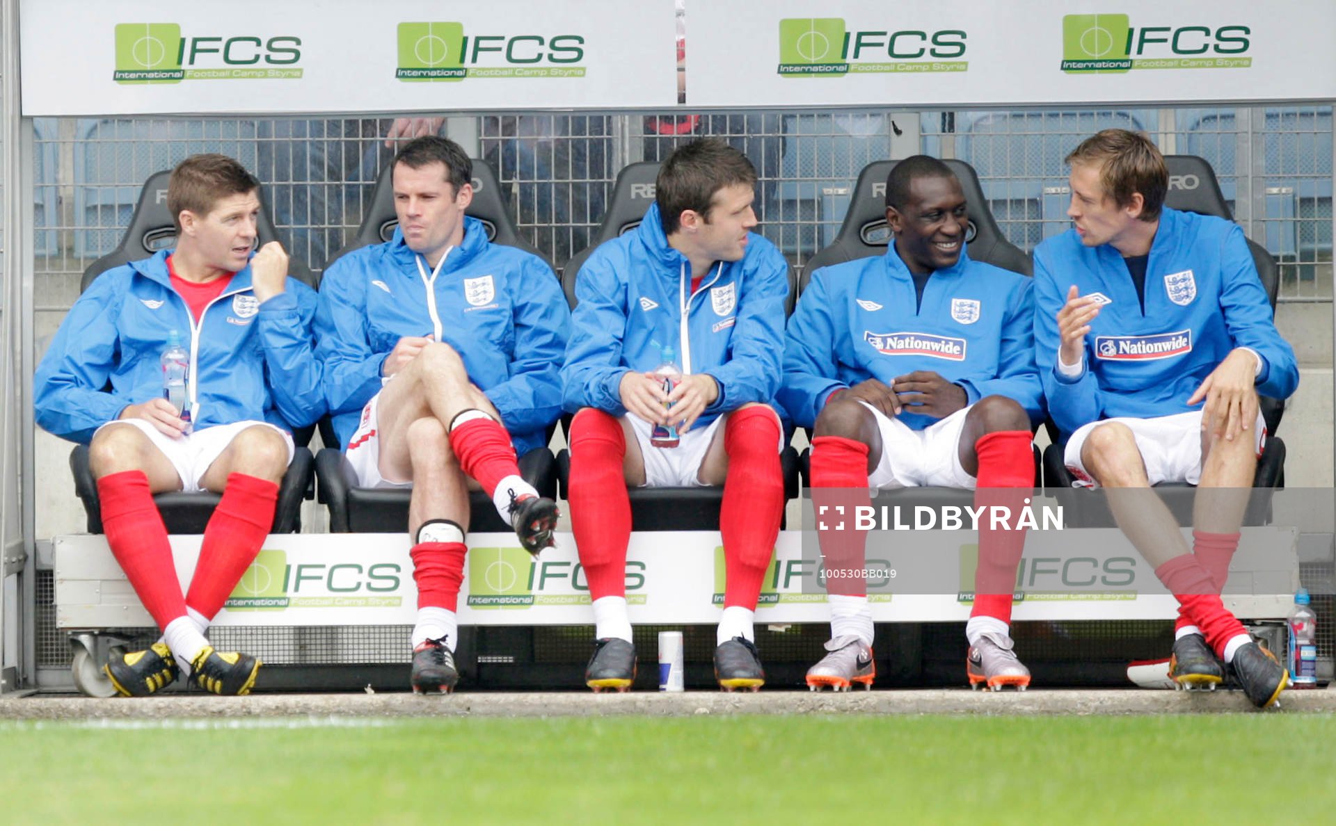  Steven Gerrard, Jamie Carragher, Michael Carrick, Emile Heskey och Peter Crouch på avbytarbänken.