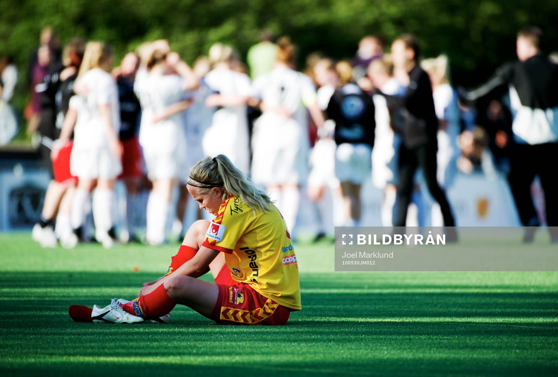 Line Roddik Hansen, Tyresö, sitter kvar på gräset med