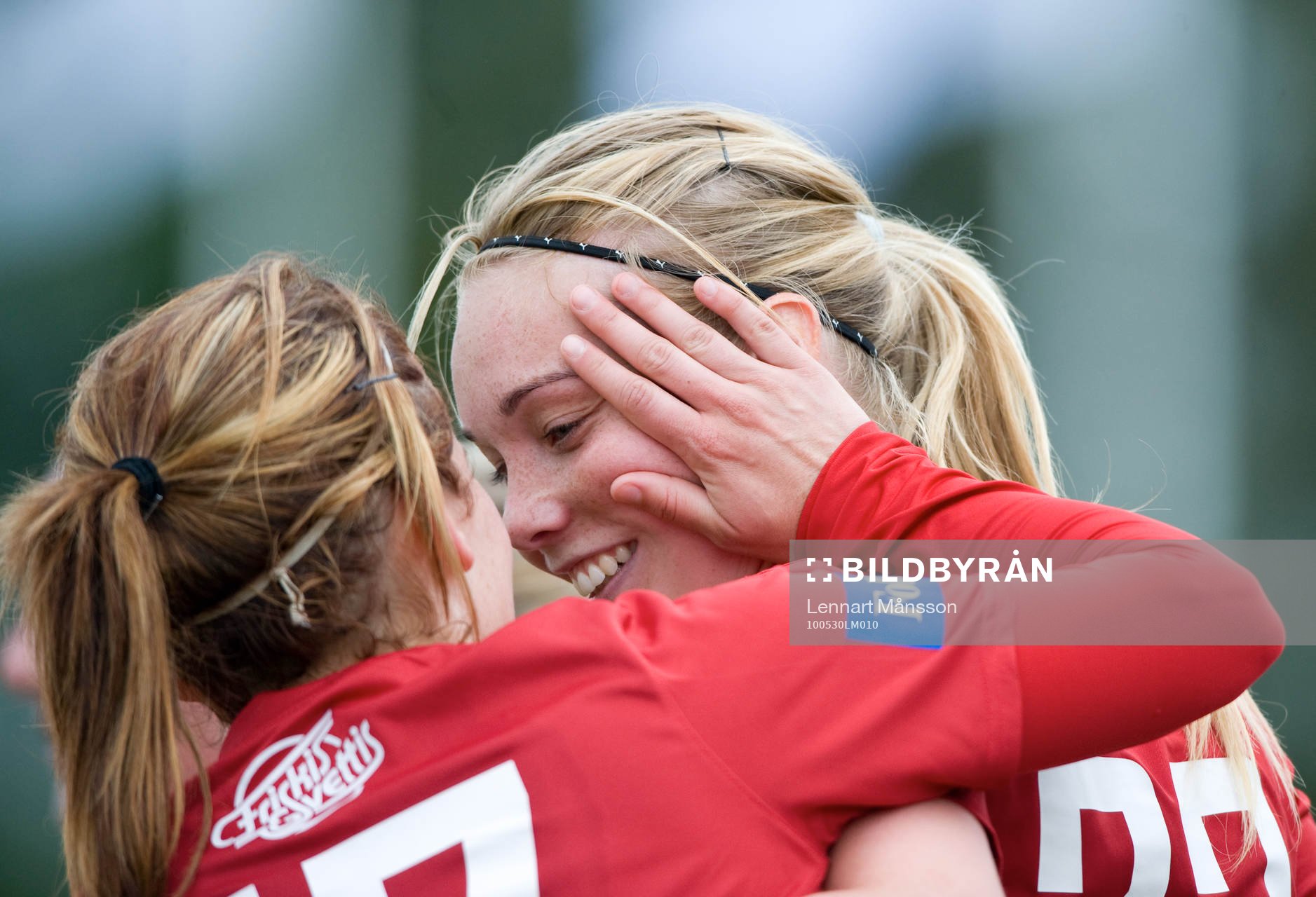  2-1 frispark Gudny Björk Odinsdottir, får grattiskram av Erla Arnardottir