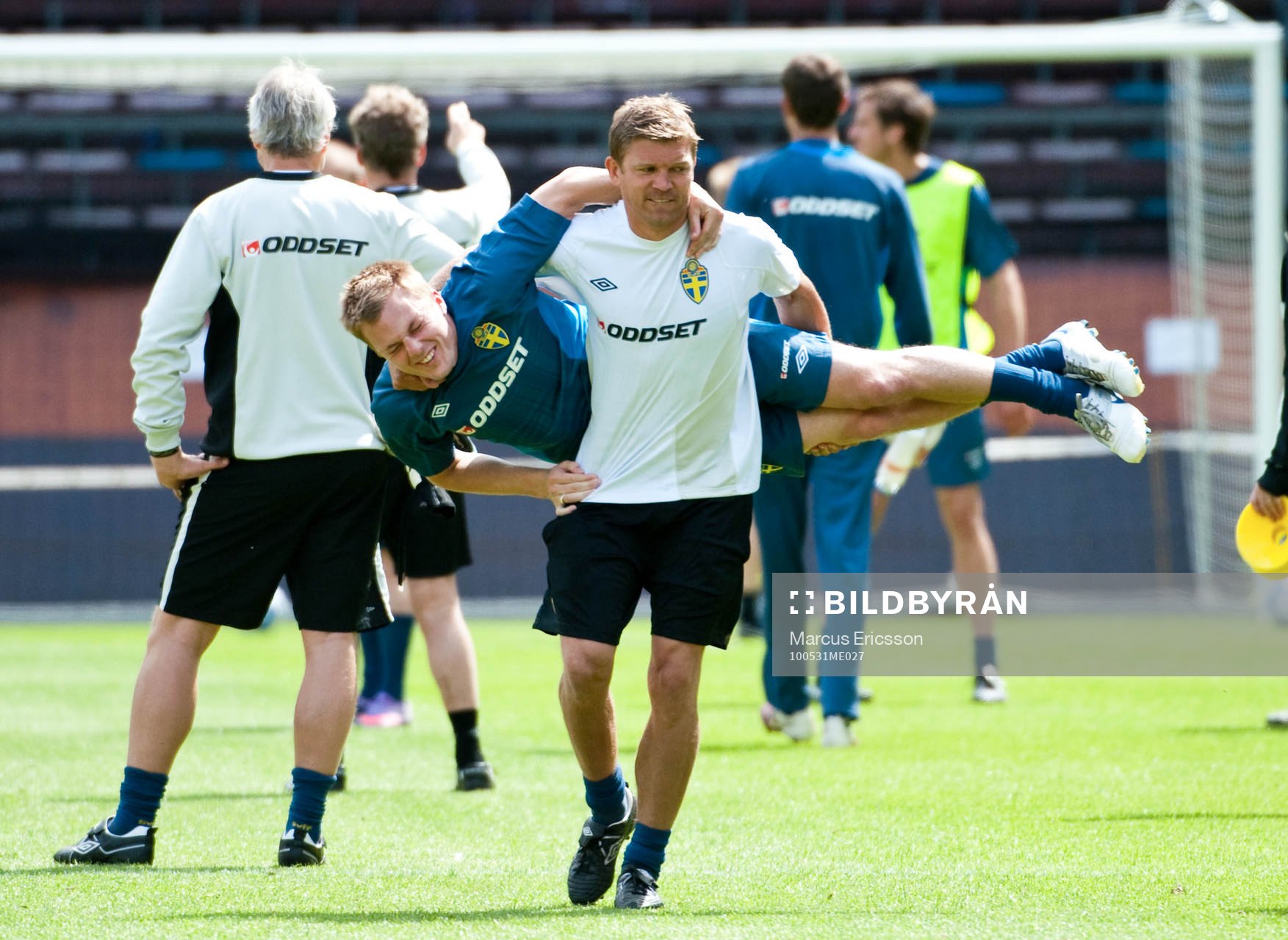 Marcus Allbäck, player manager snurrar runt med Sebastian