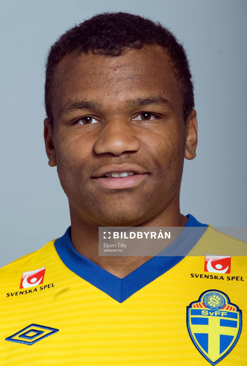 Serge-Junior Ngouali, porträtt