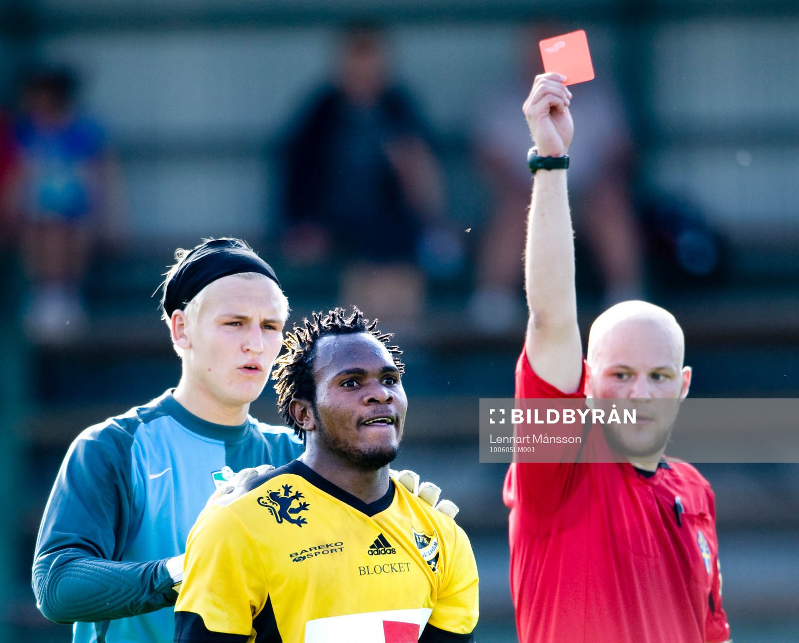  Guyguy Lema får rött kort (Utvisning) av Sebastian Lagrell, domare.