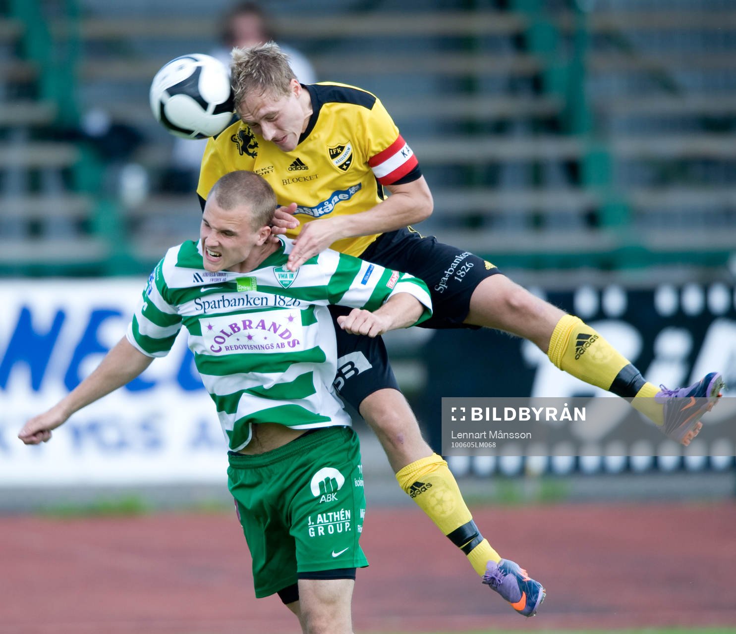 Bobby Alm Nilsson i luftduell