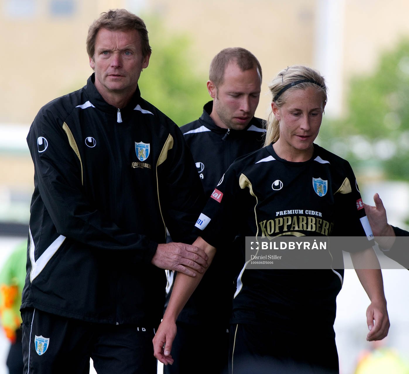  Torbjörn Nilsson, tränare Göteborg, klappar om Jenny Hallstenson