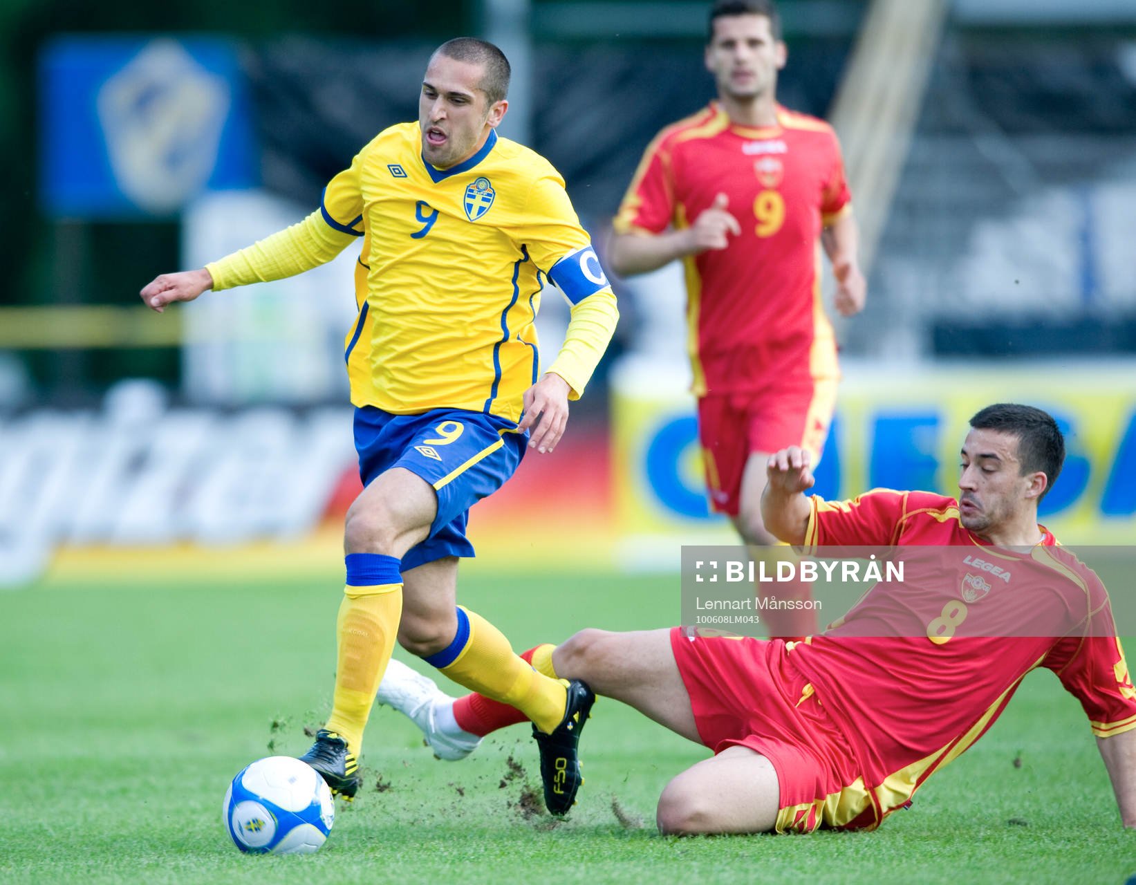 Emir Bajrami glider förbi Nemanja Nikolic glidtackling