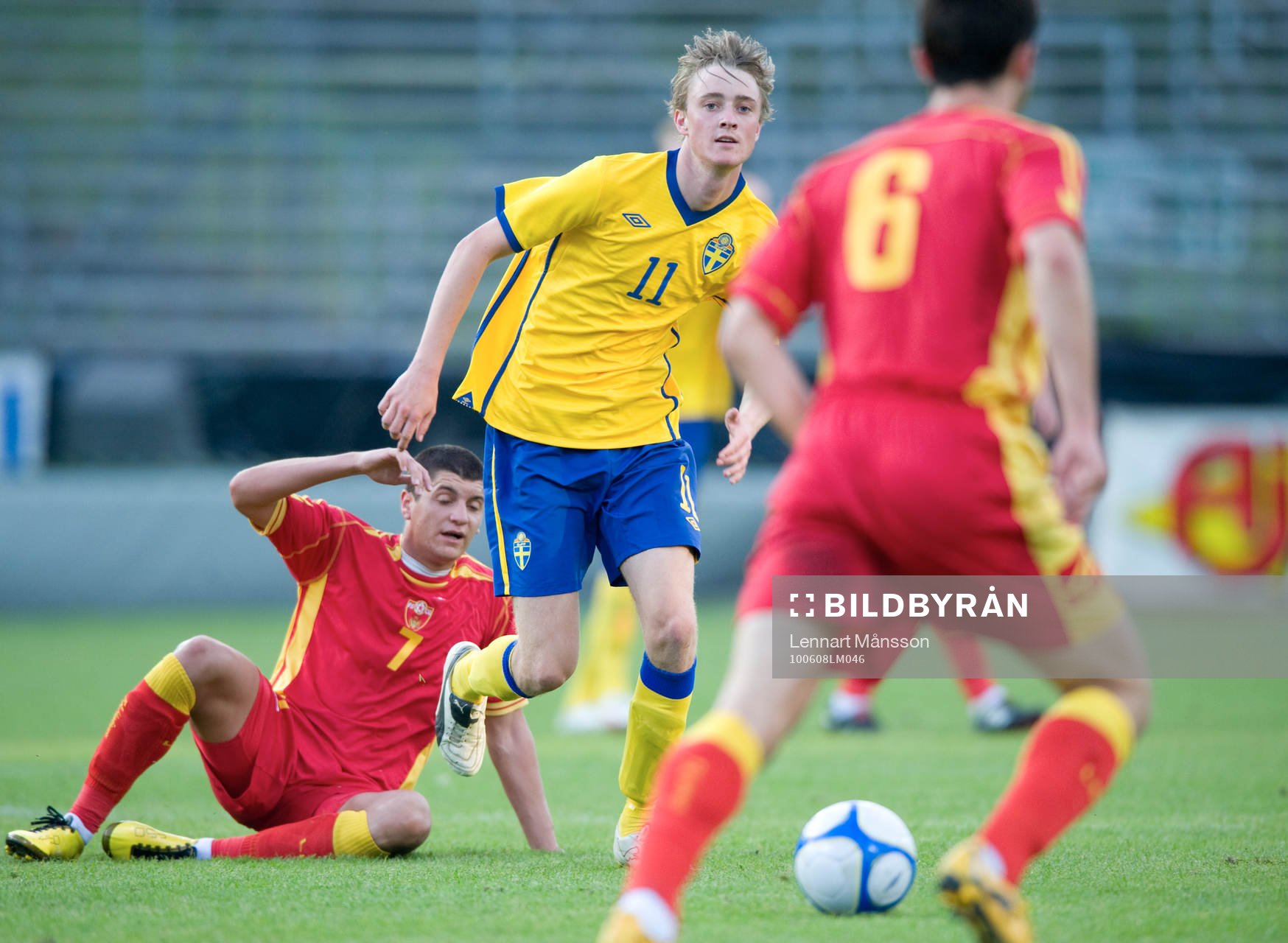 Rasmus Jönsson mot två Montenegro-spelare