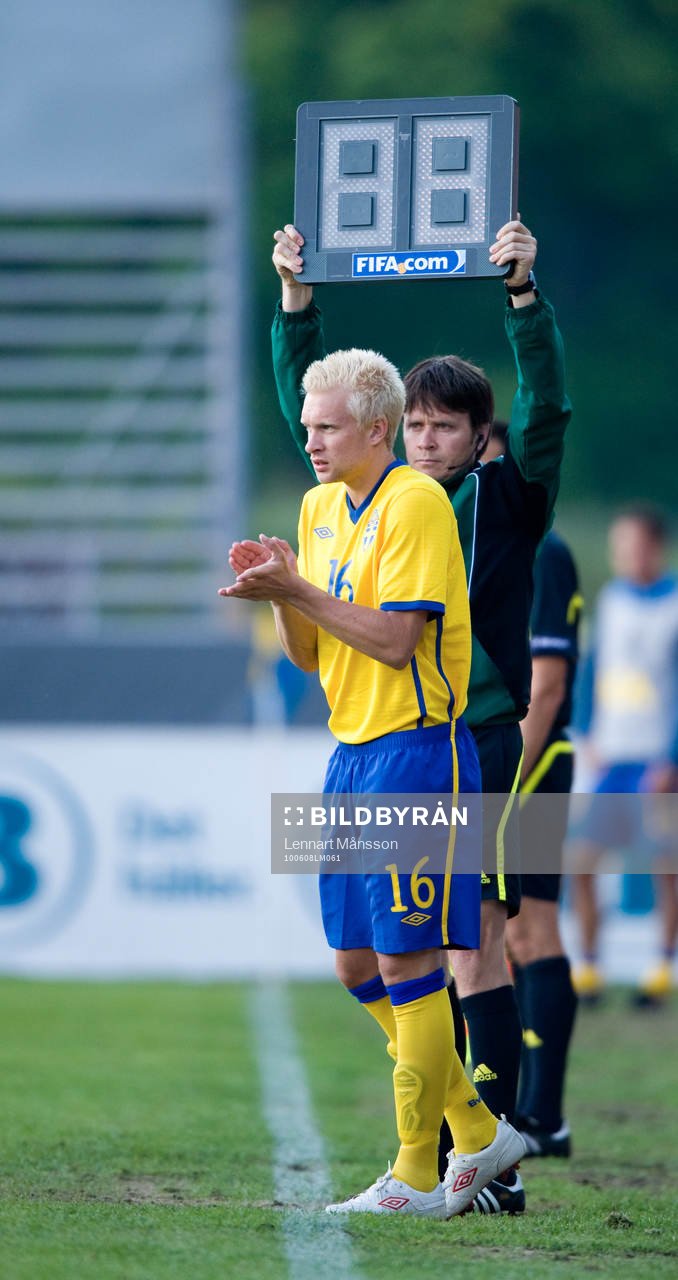Johan Larsson byts in. Byte