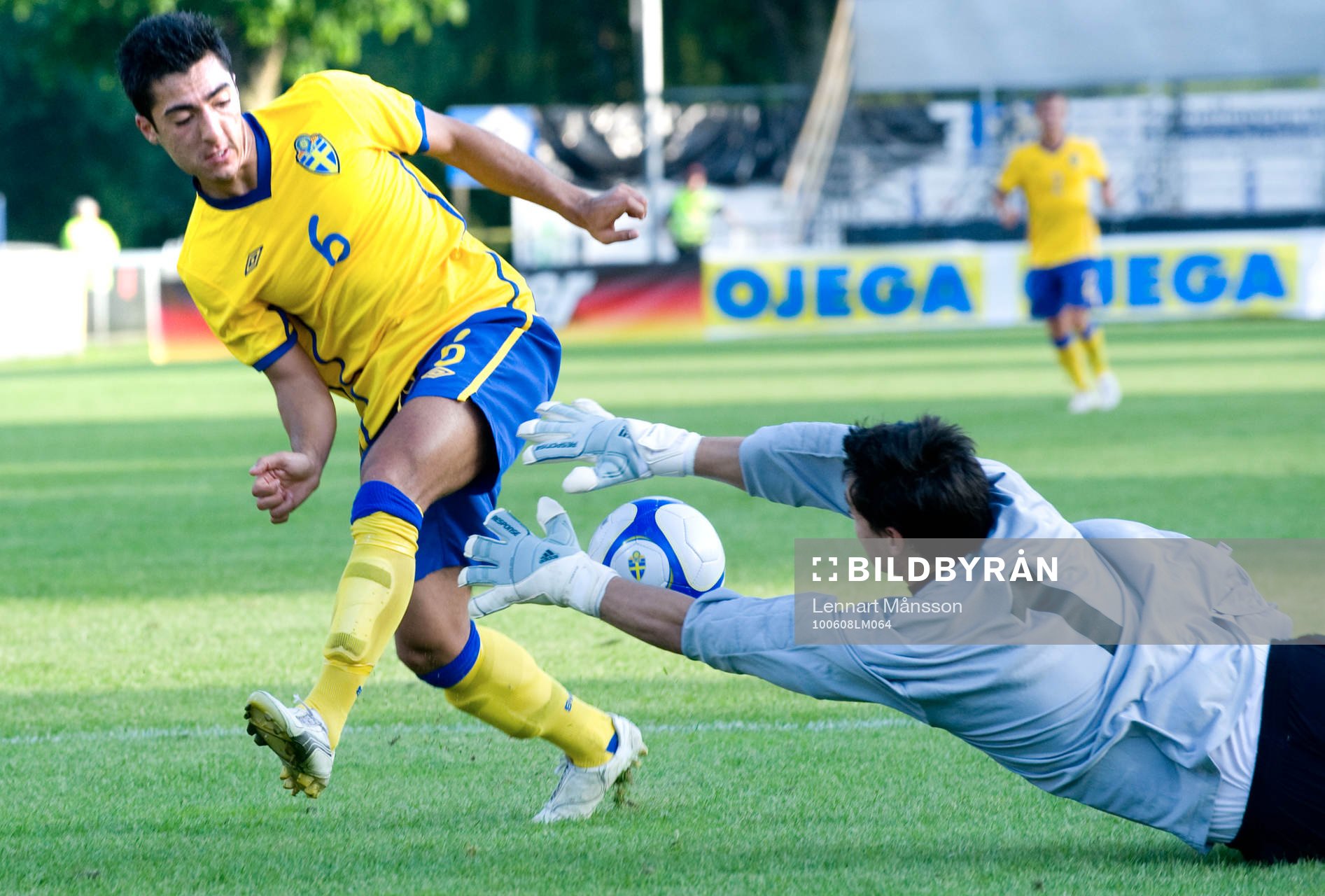 Jiloan Hamad mot Vladan Giljen, målvakt, Montenegro