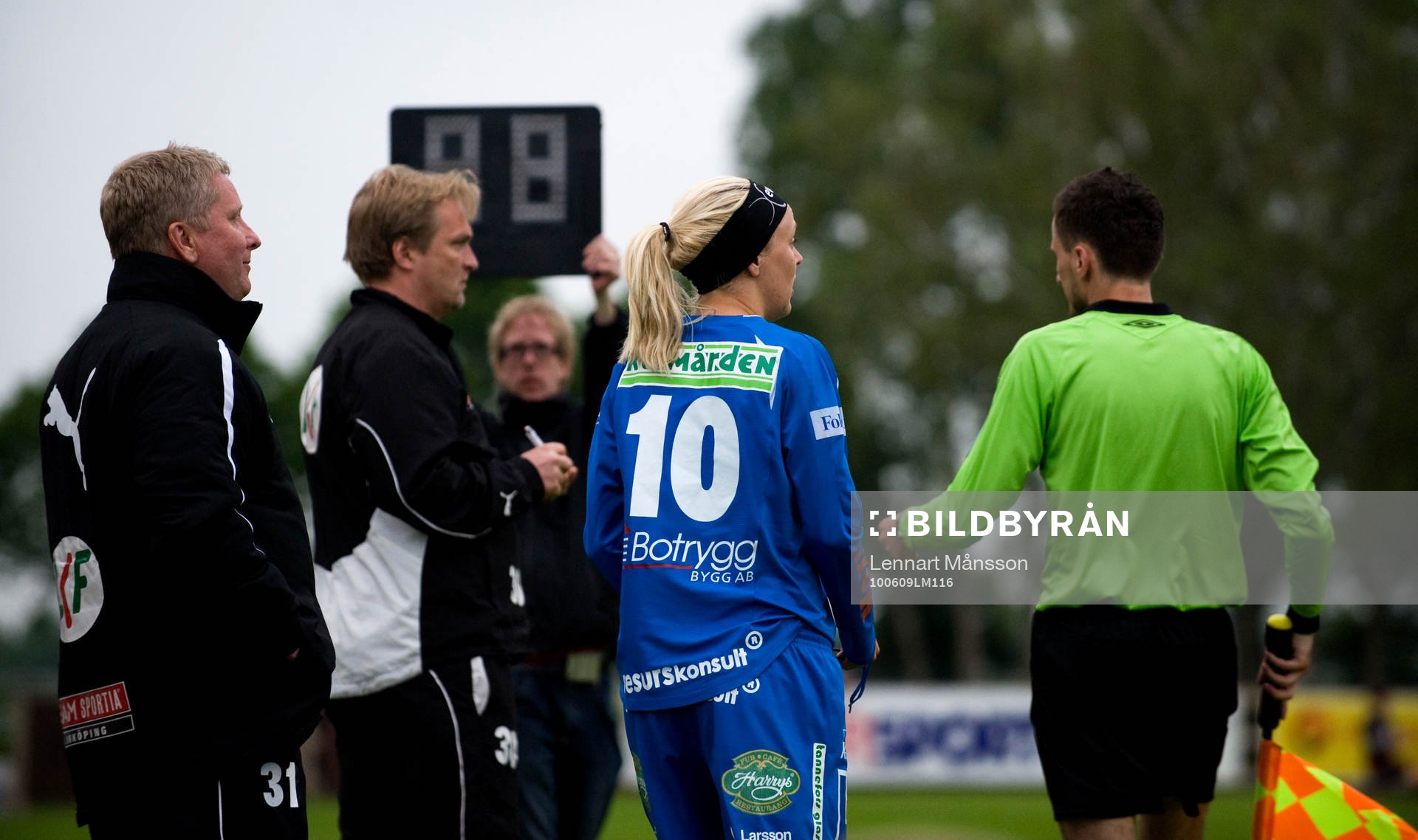  Josefine Öqvist, Linköping med Mesud Kharimanovic, assisterande domare och Jörgen Petersson och Peter Johansson, tränare. 