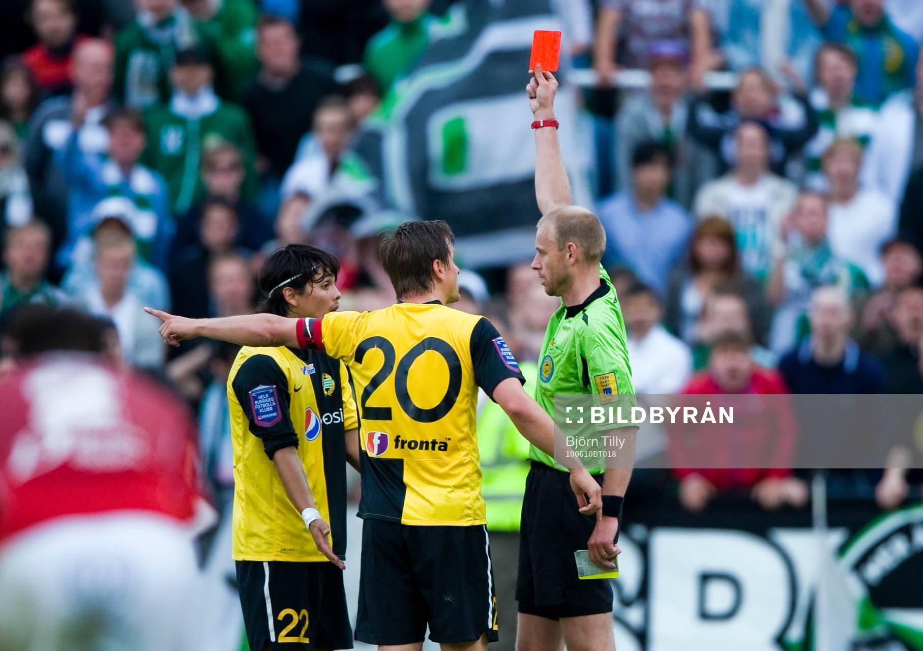 Fredrik Lundberg, domare, ger Mauro Saez Jarpa, Hammarby