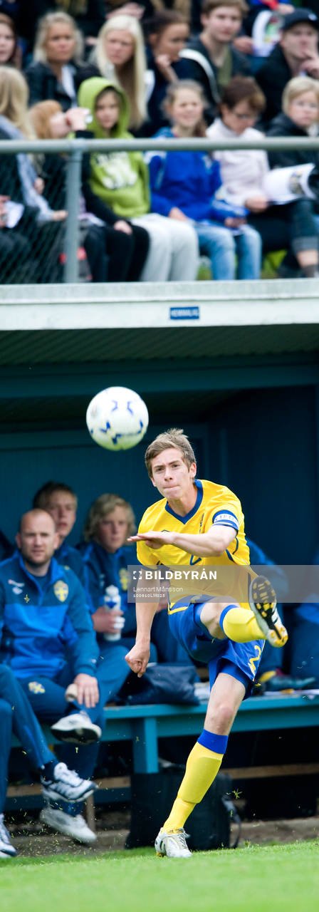 Victor Forssell och på bänken förbundskapten Roland