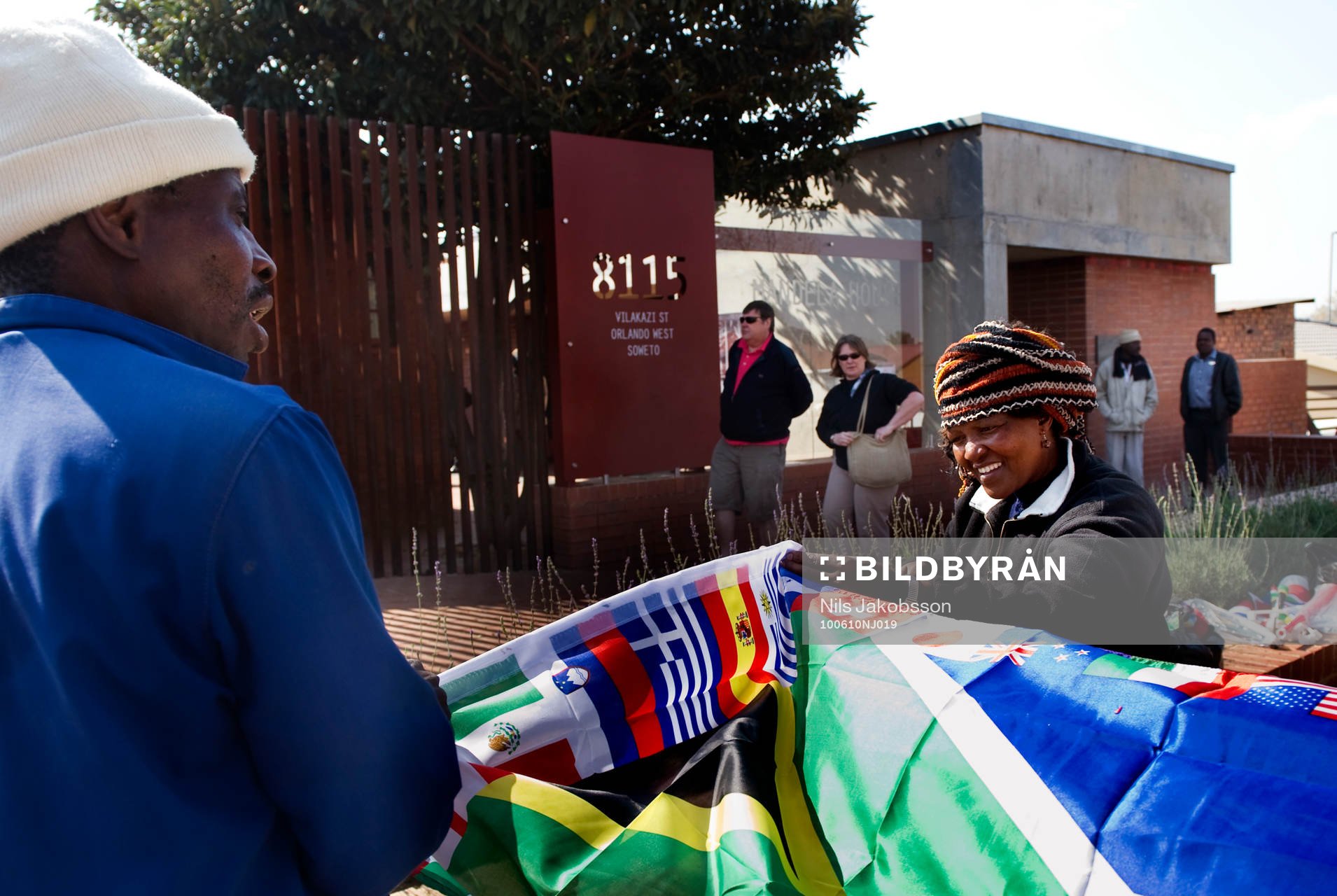Lorence och Joyce säljer flaggor utanför Mandela House,