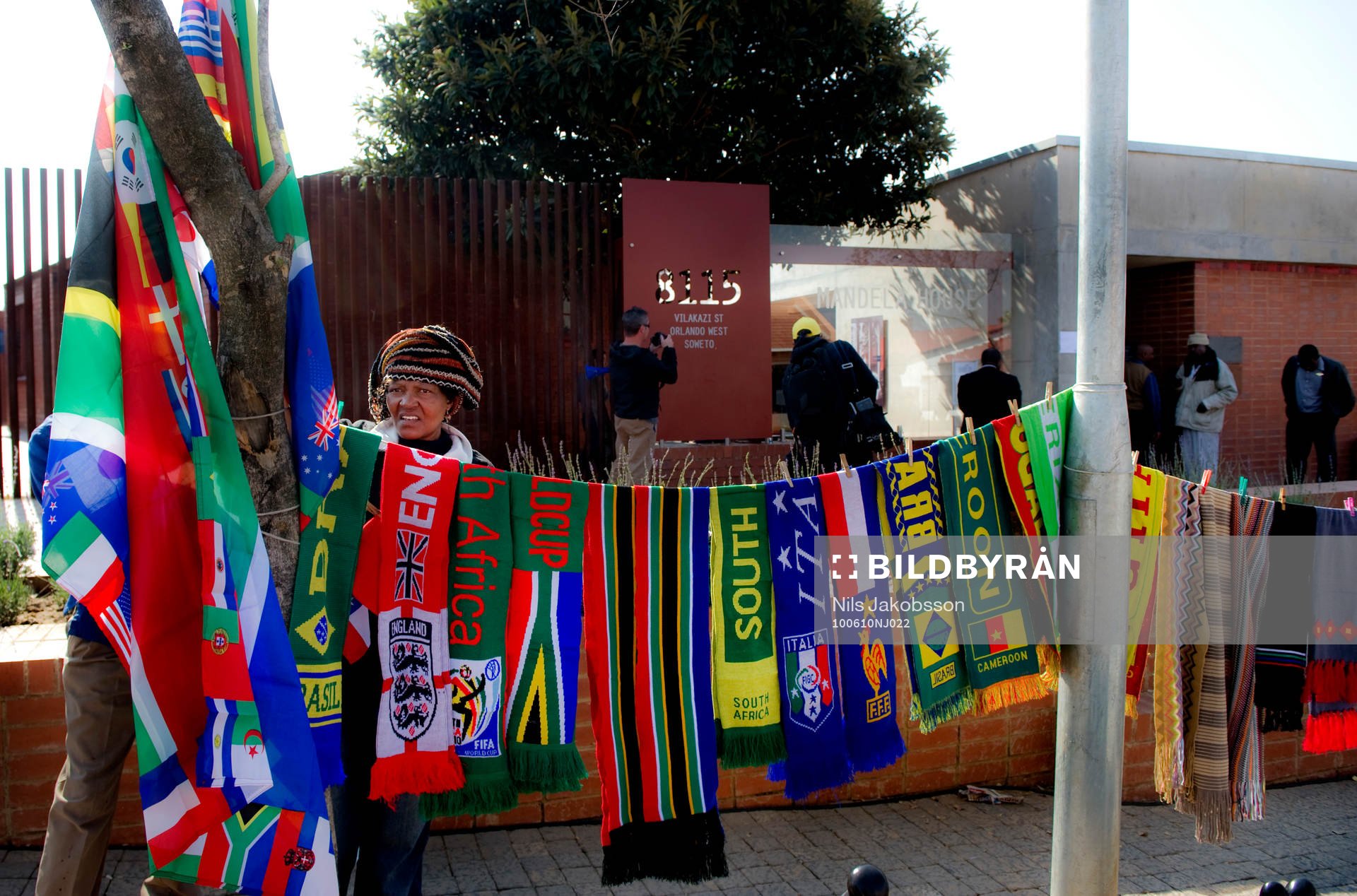 Lorence och Joyce säljer flaggor utanför Mandela House,