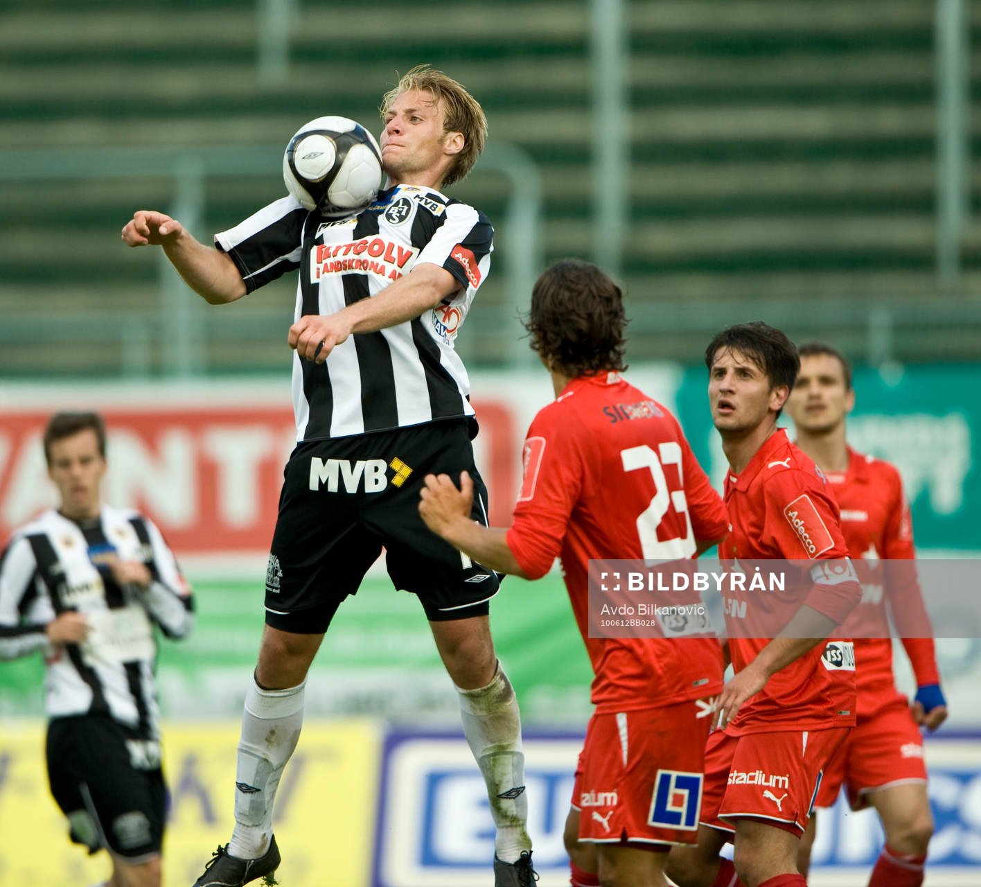 Fredrik Karlsson, Landskrona, tar ner bollen på bröstet