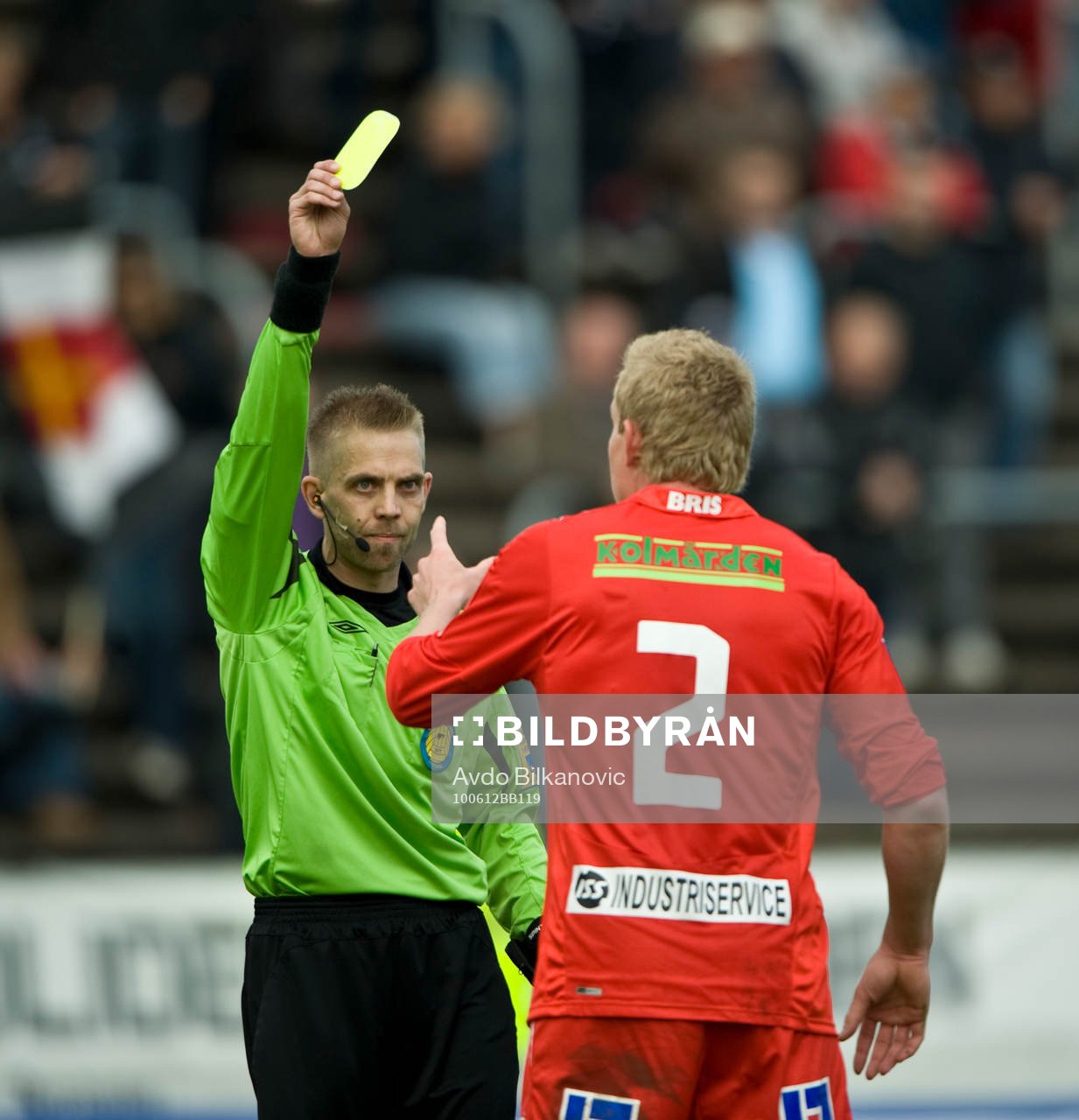 Johan Hamlin, domare, gult kort till Anders Whass,