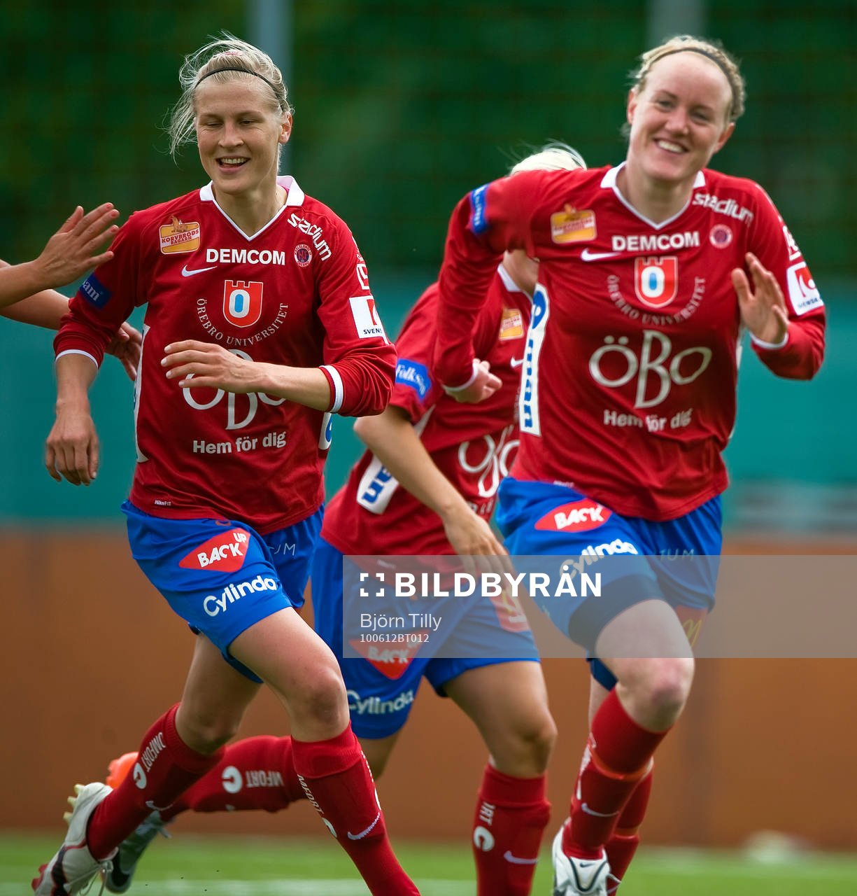  Sanna Talonen och Marie Hammarström, Örebro, jubel efter 0-1.
