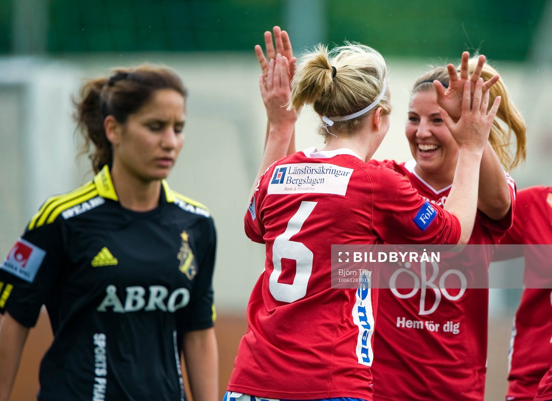  Shamiram Yakob, AIK, Marina Pettersson, och Louise Östman, Örebro efter 0-2.