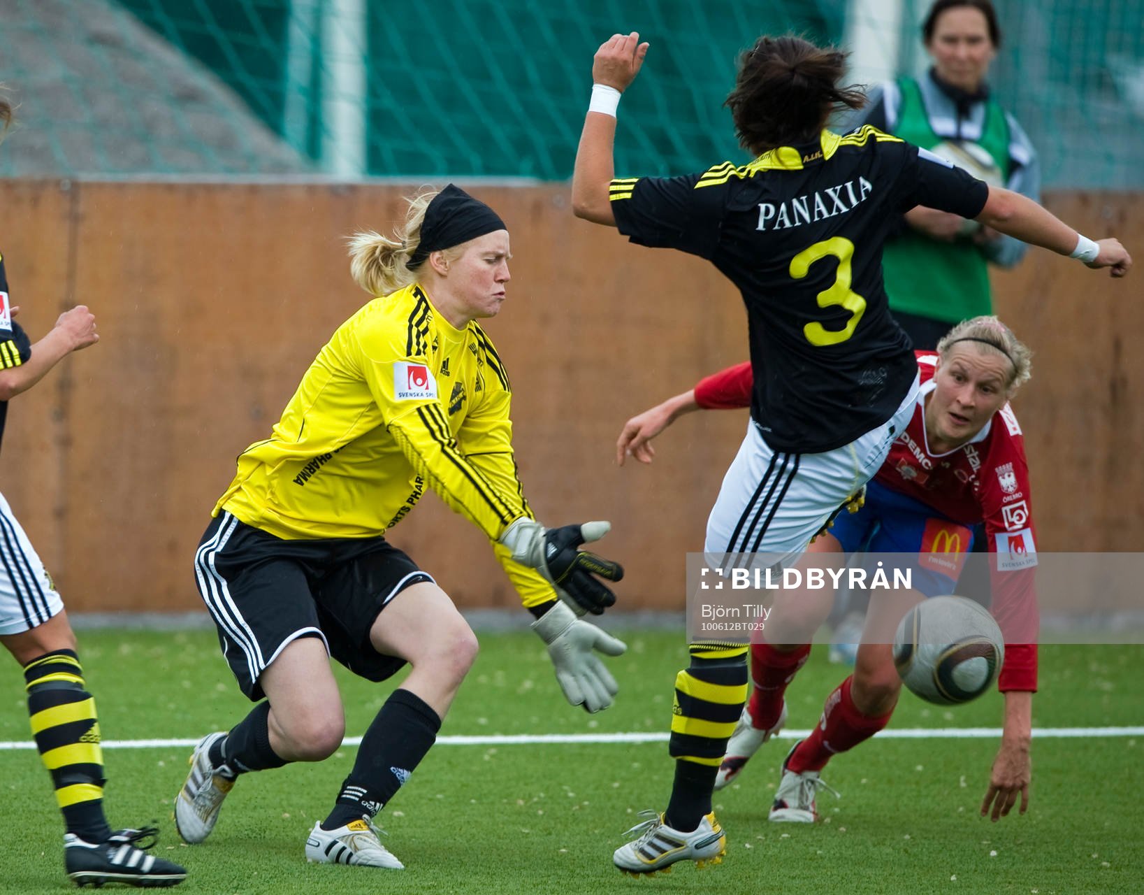 Maja Åström, målvakt, AIK och Sanna Talonen, Örebro