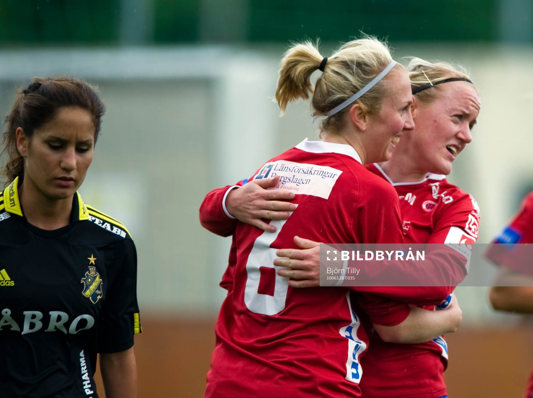  Shamiram Yakob, AIK, Marina Pettersson och Marie Hammarström, Örebro, jubel efter 0-2.