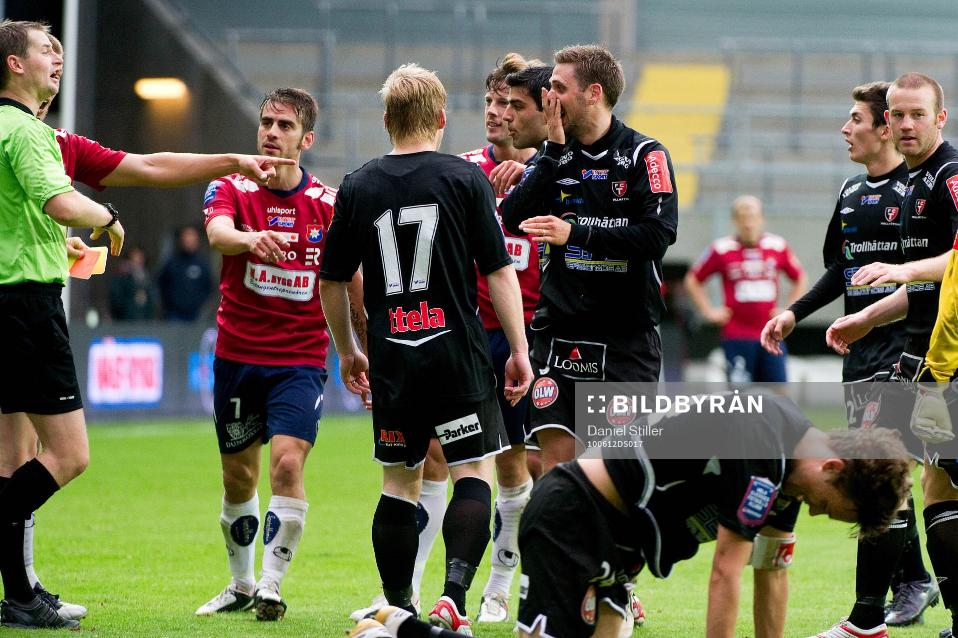  Sebastian Johansson, Örgryte, får rött kort för skallning av Trollhättans Marcus Dahlin