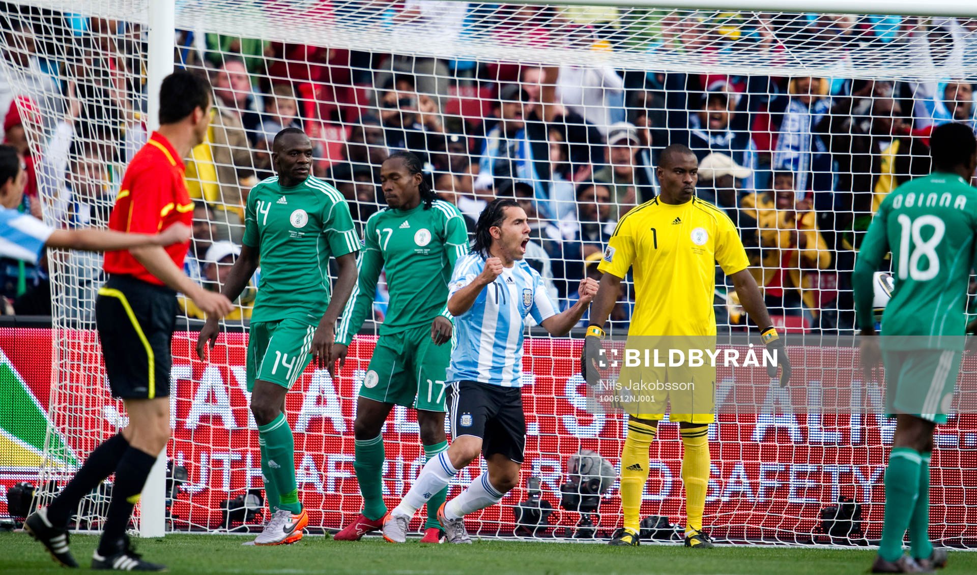  Carlos Tevez, Argentina jublar efter 1-0 av Gabriel Heinze