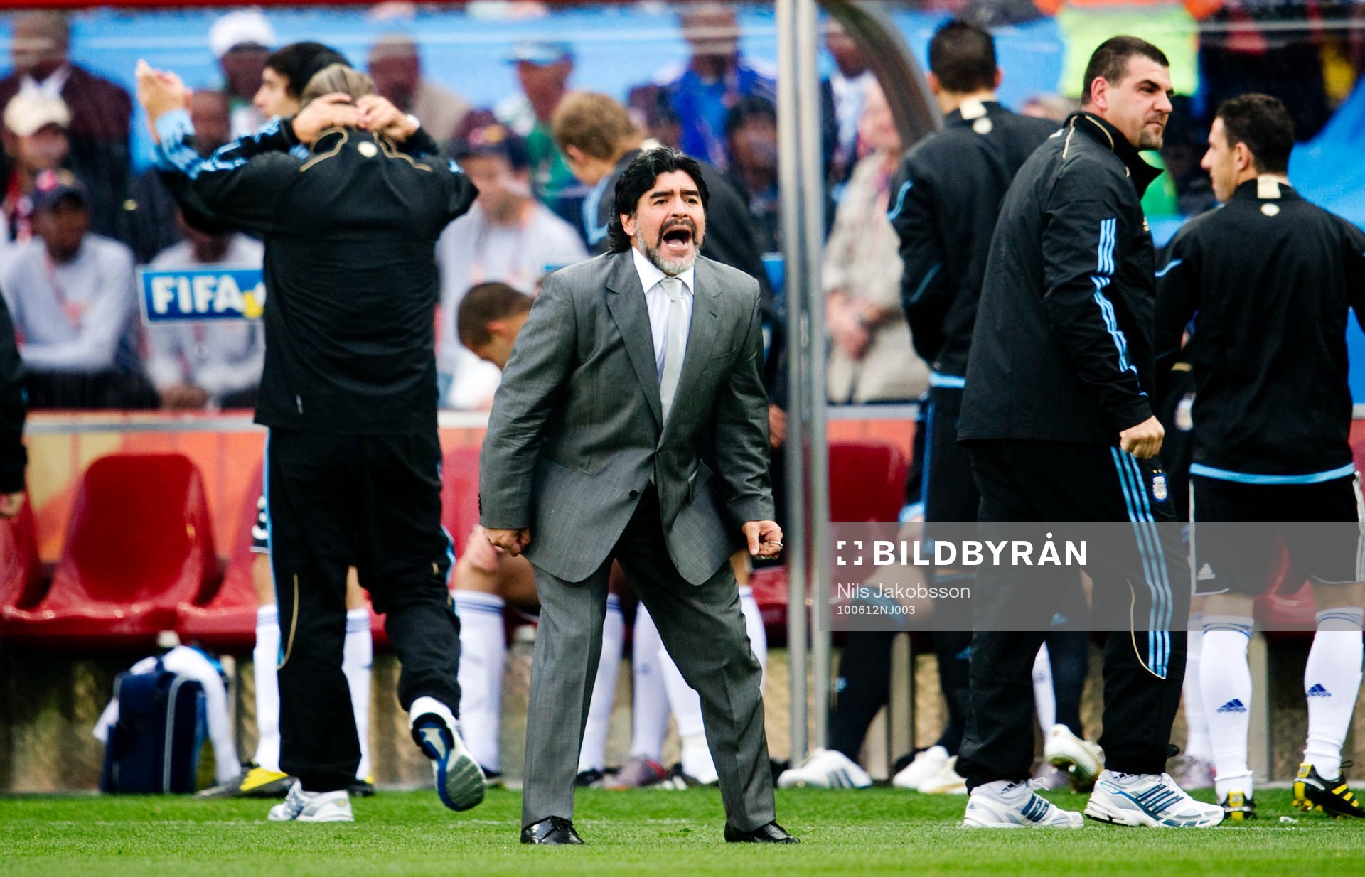 Diego Maradona, förbundskapten Argentina jubel vid 1-0
