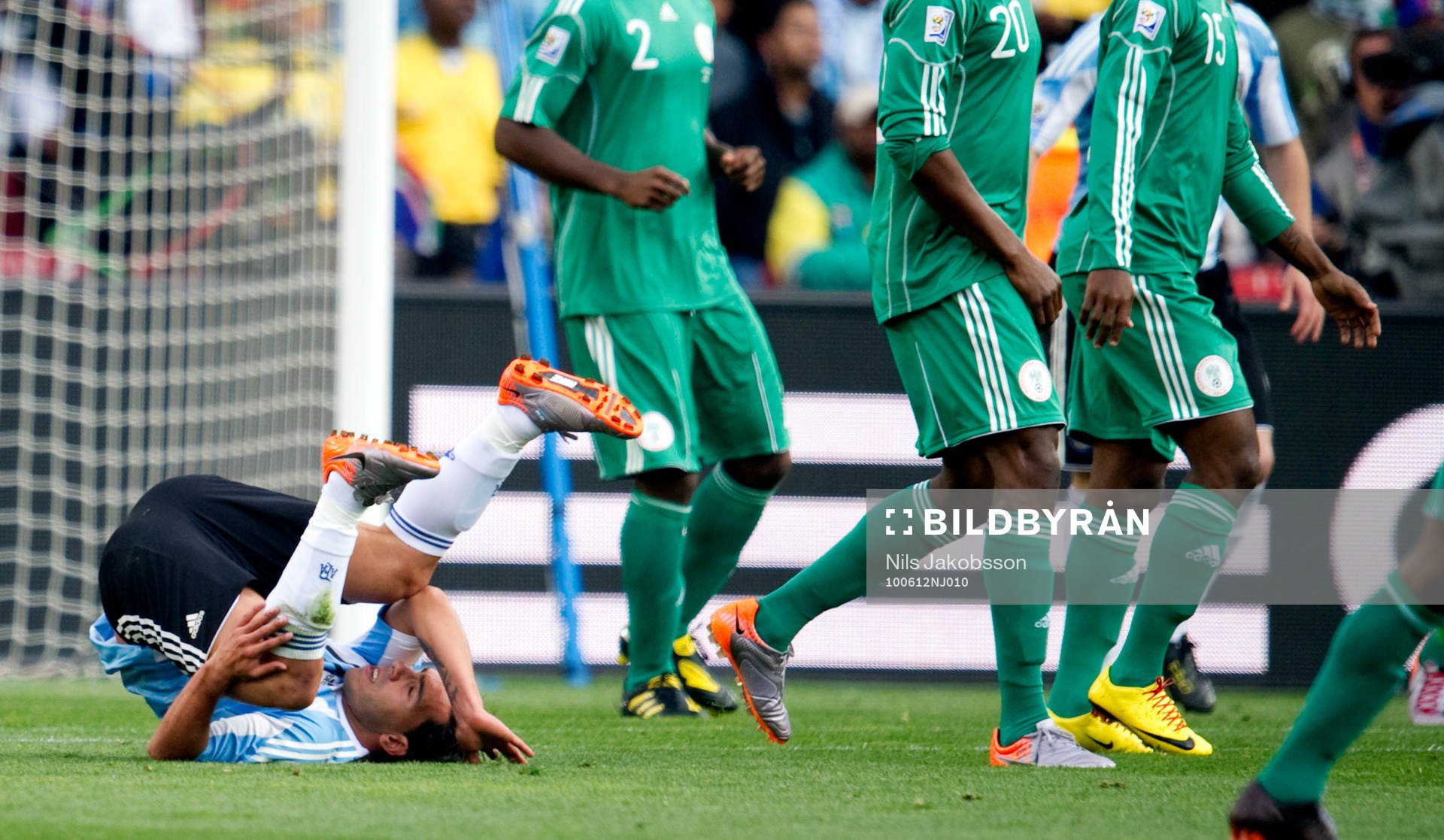Carlos Tevez, Argentina, har ramlat