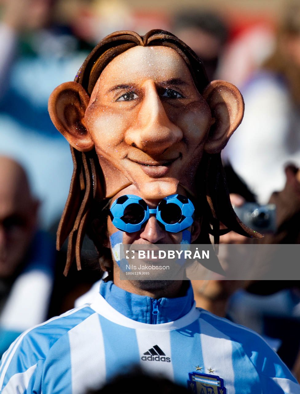 En argentinsk supporter med Lionel Messi huvudbonad