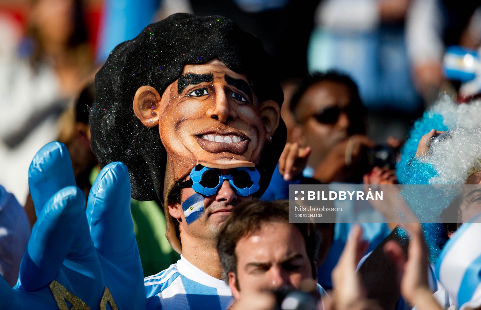 En argentinsk supporter med Maradona huvudbonad